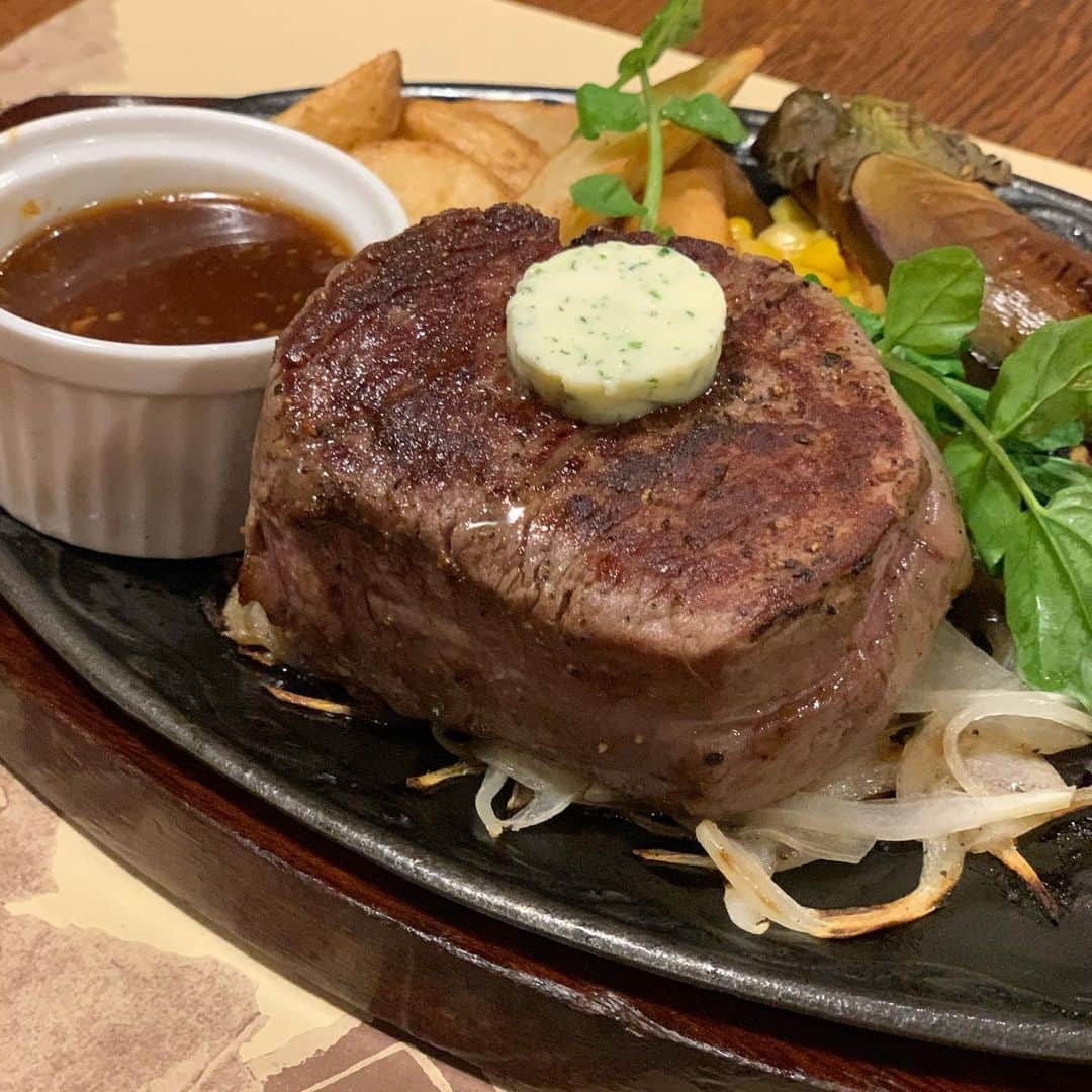 福井晶一さんのインスタグラム写真 - (福井晶一Instagram)「分厚ーいステーキ🥩 美味しゅうございました！  #ヒレステーキ230g  #今日はミディアムで #ステーキ専門店 #福めし」2月21日 20時31分 - shoichi.fukui