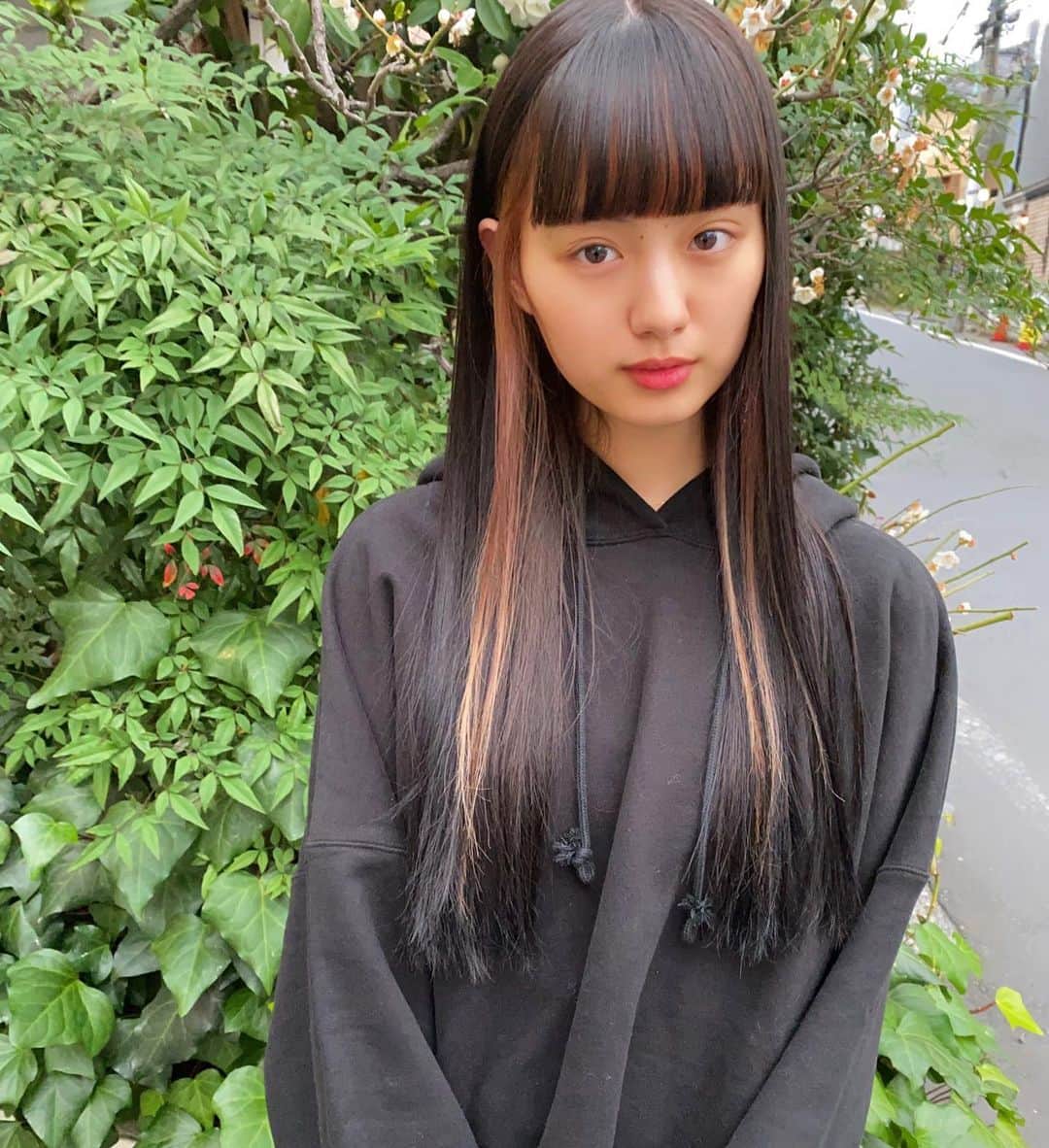 高橋有紀のインスタグラム：「乃愛ちゃん前髪とサイドにインナーカラーしました❤︎前髪のインナーは初！ブリーチもしてます！ 前髪はパッツンでトリートメントも❤︎ 2枚めはこの携帯で自撮りしてって頼んで私に見られて恥ずかしいがりながらとってくれて、そのあとすごい笑ってて可愛いかったのでした☺︎ 掘れば掘るほど面白い人🤍 #lysa_yuki #鶴島乃愛」
