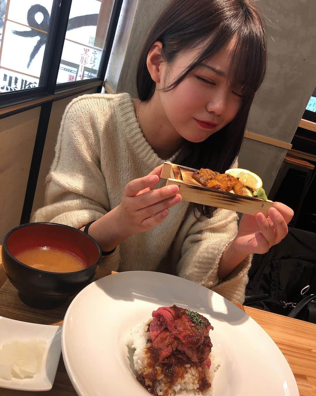 比嘉奈菜子さんのインスタグラム写真 - (比嘉奈菜子Instagram)「この間、めちゃくちゃ美味しいローストビーフ丼うにのせみたいなのを食べました、、、幸せな時間過ぎて毎日通いたいレベル🥺🥺🥺 あ～美味しかったなぁ。」2月21日 20時36分 - higa_nanako