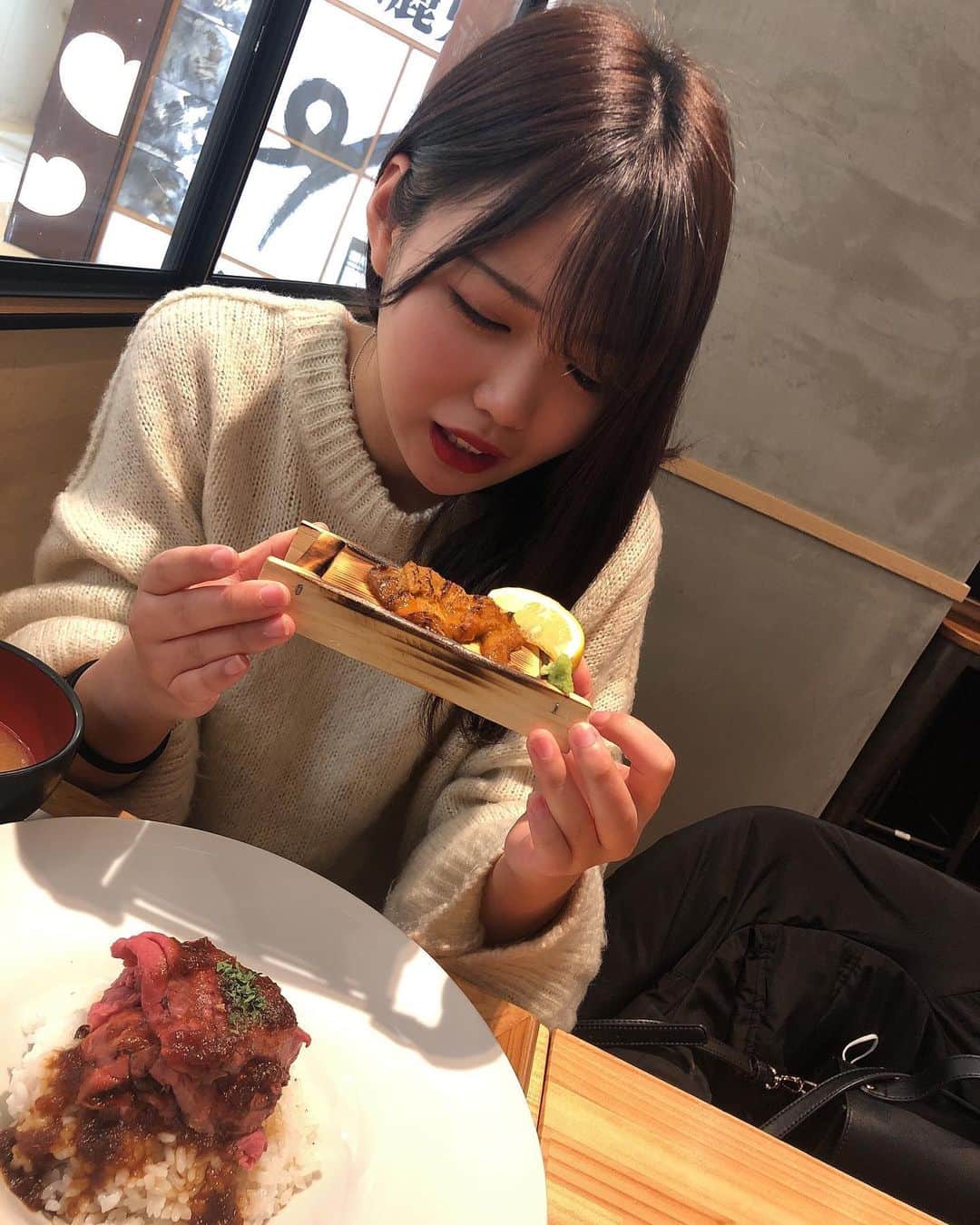 比嘉奈菜子さんのインスタグラム写真 - (比嘉奈菜子Instagram)「この間、めちゃくちゃ美味しいローストビーフ丼うにのせみたいなのを食べました、、、幸せな時間過ぎて毎日通いたいレベル🥺🥺🥺 あ～美味しかったなぁ。」2月21日 20時36分 - higa_nanako