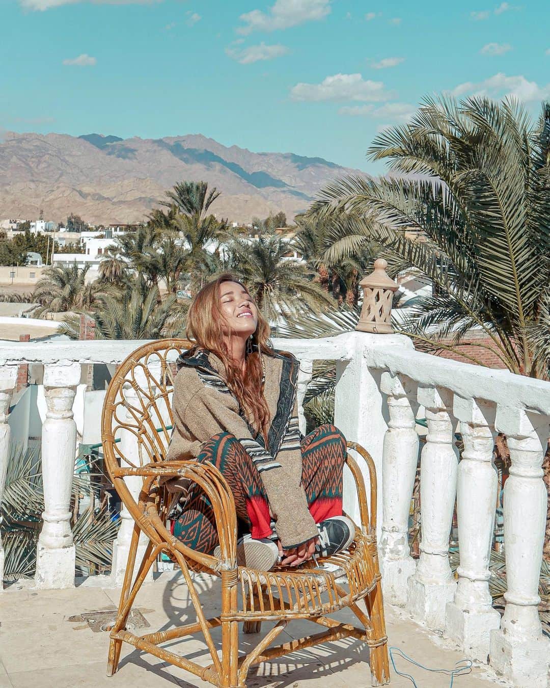 羽石杏奈さんのインスタグラム写真 - (羽石杏奈Instagram)「Sunlight gives me energy 🌞 寒くても外にいるのが好き✌︎ . 今はチュニジア旅中だよ🇹🇳♡ 今までほとんど旅したことなかったアフリカ大陸、今年はいろんな国訪れたい🌍 photo in #Egypt #dahab #traveler」2月21日 20時37分 - hawaiianna913