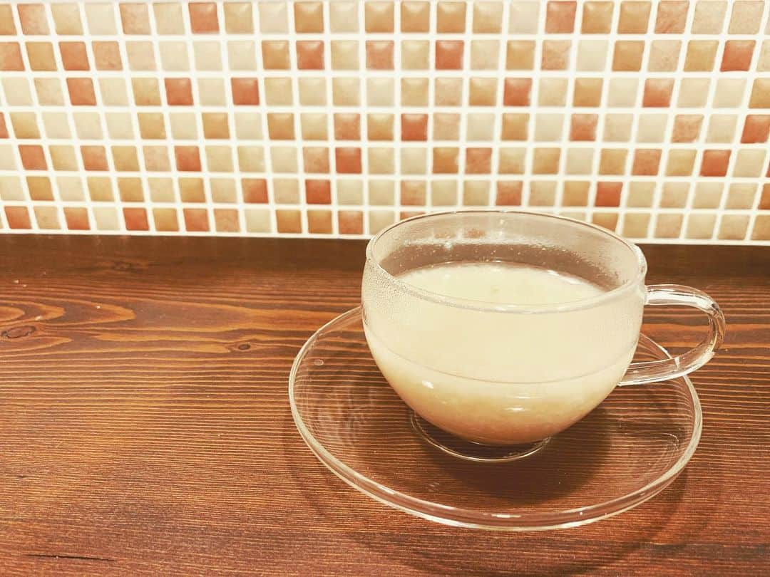 若林翔子のインスタグラム：「*﻿ *﻿ 頂いた酒粕で甘酒。﻿ ほっこりあったまるーーー。﻿ ﻿ ﻿ #酒粕　#酒粕レシピ　#美容　#健康﻿ #しかもめちゃ美味しい　#かなさんあざます😚」