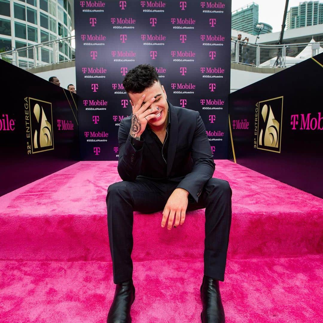 Sebastián Villalobosさんのインスタグラム写真 - (Sebastián VillalobosInstagram)「🔥🔥🔥🔥 #PremioLoNuestro arranca en la alfombra magenta!! Conectados con la única red 5G nacional y @tmobilelatino. Súmate a la fiesta con los parceros @cncomusic & @mturizomusic 🎆 #5GEsLoNuestro #ad . . .  Consulta detalles sobre el aparato y la cobertura 5G en es.T-Mobile.com」2月21日 11時41分 - sebas