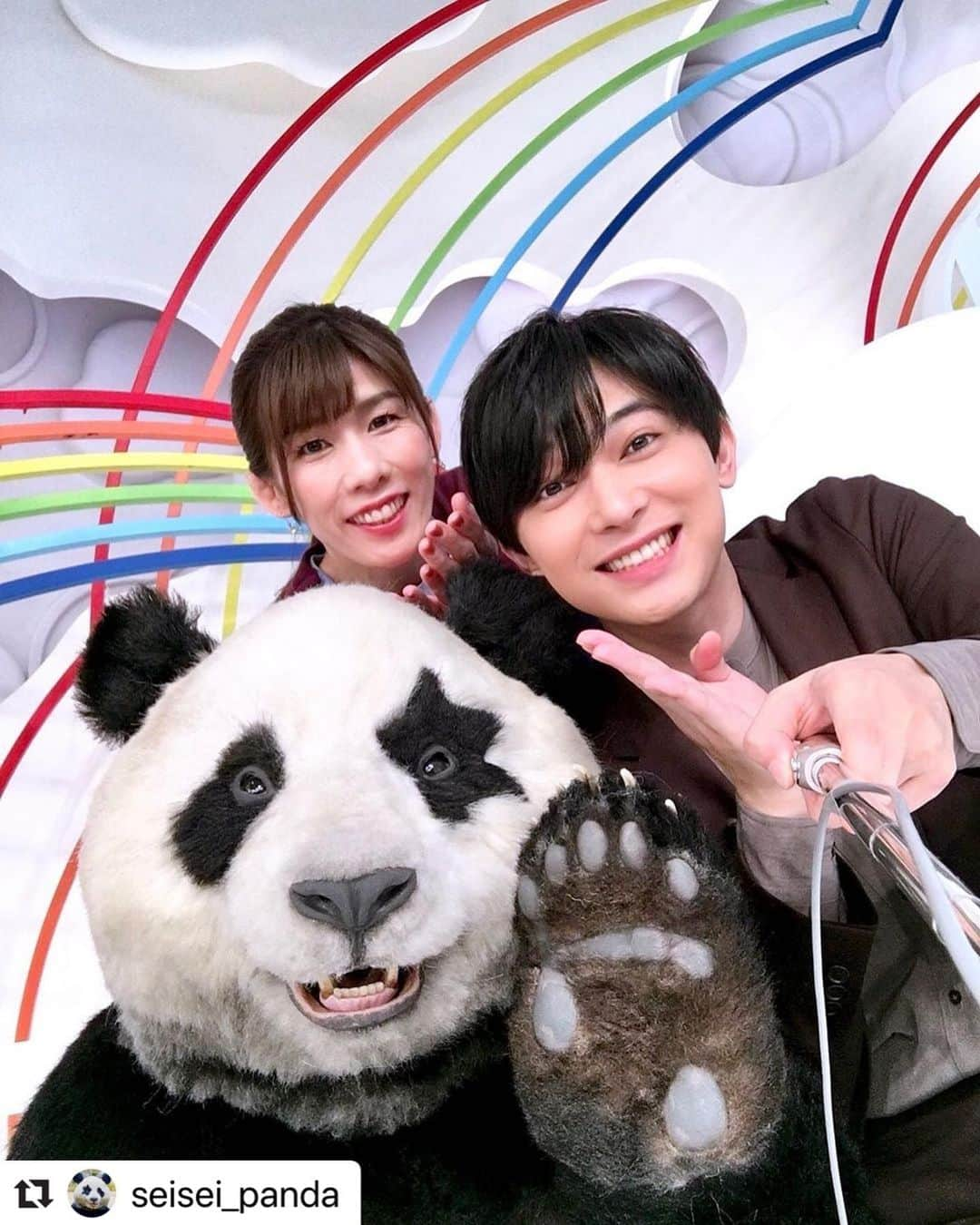 ZIP!さんのインスタグラム写真 - (ZIP!Instagram)「OA中に星星が自撮りをしたいとおねだり🐼 #吉沢亮 さん #吉田沙保里 さん、ありがとうございました🤗✨ @saori___yoshida . #Repost @seisei_panda with ・・・ 🥳 . #国宝級イケメンと霊長類最強女子と自撮り #OAで撮影  #いえい✌️#役得 . #星星 #パンダ #panda #pandagram #パンダ好きな人と繋がりたい #ZIP!」2月21日 11時44分 - ntvzip