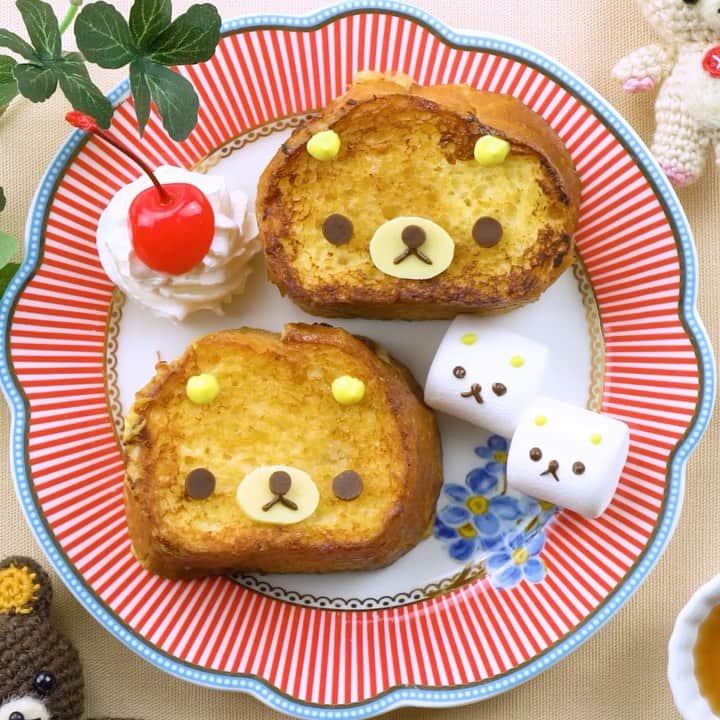 MABRE [マーブル] 笑顔を作るレシピのインスタグラム：「⠀ 簡単にかわいい朝食スイーツ✨⠀ リラックマのフレンチトースト😍⠀ Rilakkuma's cute french toast💕⠀ ━━━━━━━━━━━━━━━━━━⠀ 癒やされる人気キャラクター「リラックマ」のフレンチトーストです🎶⠀ パーツが簡単でサクッと作れるのでおすすめです👍⠀ 完成した後はお子さんと一緒にデコレーションを楽しむこともできます😆⠀ ⠀ 💡カットや盛り付ける瞬間など⠀ 💡動画を一時停止で見たい人は...🤔⠀ 💡Youtubeで「mabre キャラ弁」と検索してね🧚‍✨⠀ ━━━━━━━━━━━━━━━━━━⠀ 【材料】⠀ ・スライスチョコ(黒、白) 1枚⠀ ・卵 1個⠀ ・砂糖 大さじ1⠀ ・牛乳 100ml⠀ ・厚めのバゲット 2切⠀ ・バター 10g⠀ ・チョコペン(黒、黄) 適量⠀ ⠀ 【作り方】⠀ ① スライスチョコ(黒、白)でリラックマの顔パーツを作る⠀ ⠀ ② 大きめのボウルに卵1個、砂糖、牛乳を入れて混ぜる⠀ ⠀ ③ (2)にバゲットを染み込ませる⠀ ⠀ ④ 熱したフライパンにバターを溶かしてバゲットを両面焼く⠀ ⠀ ⑤ 焼いたフレンチトーストをお皿に乗せて顔のパーツを付けて、チョコペン(黒)で口を描く⠀ ⠀ ⑥ 最後はチョコペン(黄)で耳を描けば完成⠀ ━━━━━━━━━━━━━━━━━━⠀ MABREではキャラ弁を作る皆様からの投稿をお待ちしております😊⠀ ⠀ #マーブルレシピ と付けるだけ👍✨⠀ 投稿してくれた方は⠀ Instagramでの投稿やストーリーだけではなく⠀ Twitter、Facebook、公式webサイトでも紹介させていただきます🧚‍✨」