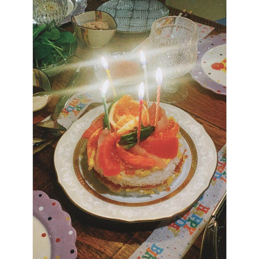猪鼻ちひろのインスタグラム：「🍣🎂 ありがとうの夜の想い出 きょうは @musuko_and_hanna のお誕生日👦🏻💞 #お寿司ケーキ #手作りごはん #クレープパーティー #この写真可愛くてお気に入りだから #こっちにも残しておきたかったんだ🤭 #2月12日 #既に懐かしい  #時間の過ぎる速さが凄すぎる」