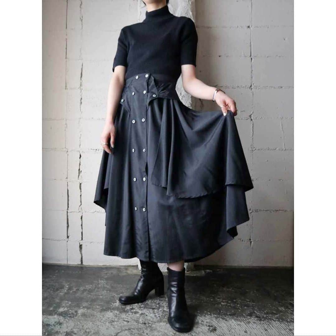 吉祥寺 古着屋 Orfeoのインスタグラム：「Layered Design Black Skirt  #orfeo #kichijoji #tokyo #vintage #used #fashion #coordinate #outfit  掲載商品のお問い合わせはメールにて承っております。コメント、DMでのお問い合わせは受け付けておりませんのでご了承ください。」