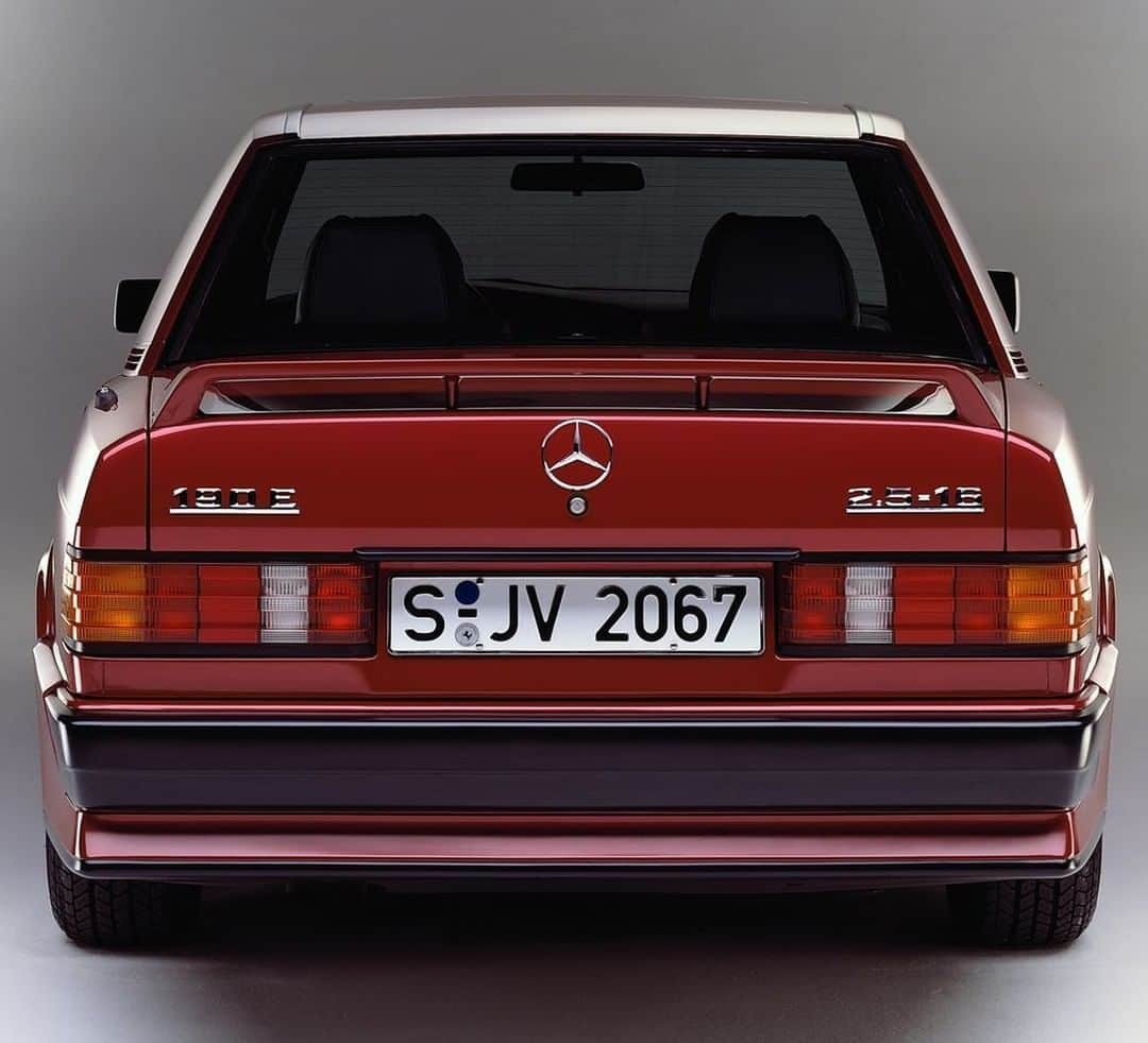 メルセデス・ベンツさんのインスタグラム写真 - (メルセデス・ベンツInstagram)「The Mercedes-Benz 190 E #W201 wasn’t just a family sedan - it was a sportscar as well.  #MBclassic #babybenz #MercedesBenz #mercedesbenzclassic #ClassicCar #Car #Carsofinstagram #InstaCar 📸 via @mercedesbenzmuseum」2月21日 12時00分 - mercedesbenz