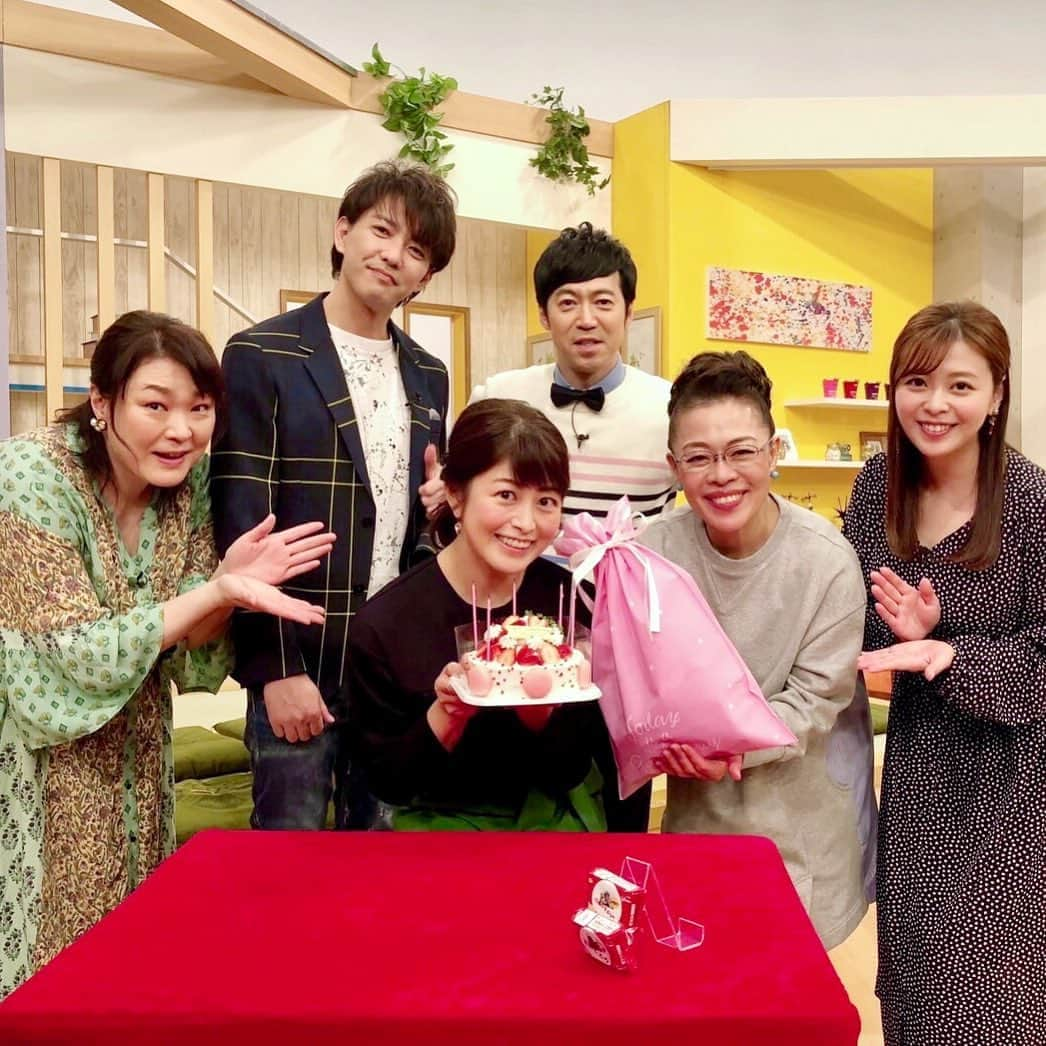 上杉桜子のインスタグラム：「昨日の収録では、森麻季アナウンサーのお誕生日をお祝いしました🥂 お仕事でも、お仕事以外でもとてもお世話になっている大好きな先輩です😍  #日テレ #女神のマルシェ #森麻季アナウンサー #お誕生日おめでとうございます🎂 #柴田理恵さん #東貴博さん #久保田磨希さん #金子昇さん #上杉桜子 #毎週金曜日 #アンパンマン前 #是非観てね」