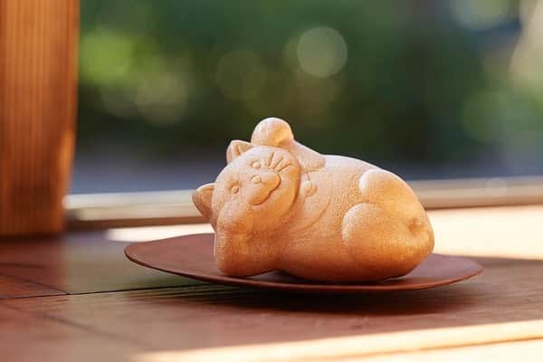 レッツエンジョイ東京さんのインスタグラム写真 - (レッツエンジョイ東京Instagram)「.﻿ ✩★------------------﻿ 2月22日は猫の日！﻿ ネコスイーツまとめ﻿ -----------------✩★﻿ ﻿ 都内で手に入るネコスイーツをご紹介。友達への贈り物やちょっとした手土産にもピッタリです🐈﻿ ﻿ ﻿ 写真1枚目：和菓子司 白樺﻿ 招き猫をモチーフにした最中「たらふくもなか」﻿ 📍：錦糸町﻿ ﻿ 写真2枚目：菓子工房 ルスルス﻿ ジンジャー風味のクッキー「ミカモトわっぱ」﻿ 📍：浅草﻿ ﻿ 写真3枚目：神楽坂 梅花亭﻿ 癒しの人気スイーツ「神楽坂福来猫もなか」﻿ 📍：神楽坂﻿ ﻿ 写真4枚目：煎餅・豆・季節菓子処 みなとや﻿ キュートなネコ型お煎餅「にゃんべい」﻿ 📍：門前仲町 ﻿ ﻿ 写真5枚目：Addict au Sucre﻿ ネコイラスト缶入りクッキー「ボワット レ シャ」﻿ 📍：都立大学﻿ ﻿ 写真6枚目：ねこねこ食パン﻿ こだわりの生食パン「ねこねこ食パン プレーン」﻿ 📍：西大島﻿ ﻿ ﻿ 詳しい解説はアカウントトップから﻿ ☞@lets_enjoytokyo﻿ ﻿ ﻿ #レッツエンジョイ東京 ﻿ #おでかけ #猫の日 ﻿ #ネコ #猫 #ネコの日 ﻿ #ネコスタグラム ﻿ #ネコ好き ﻿ #ネコスイーツ ﻿ #ネコモチーフ ﻿ #最中 #和菓子 ﻿ #甘いもの大好き ﻿ #甘いもの好き ﻿ #和菓子司白樺 ﻿ #ルスルス ﻿ #神楽坂梅花亭 ﻿ #みなとや ﻿ #AddictauSucre ﻿ #ねこねこ食パン ﻿ #高級食パン ﻿ #スイーツ好きな人と繋がりたい﻿ #東京スイーツ ﻿ #スイーツ女子  #スイーツ部﻿」2月21日 12時08分 - lets_enjoytokyo