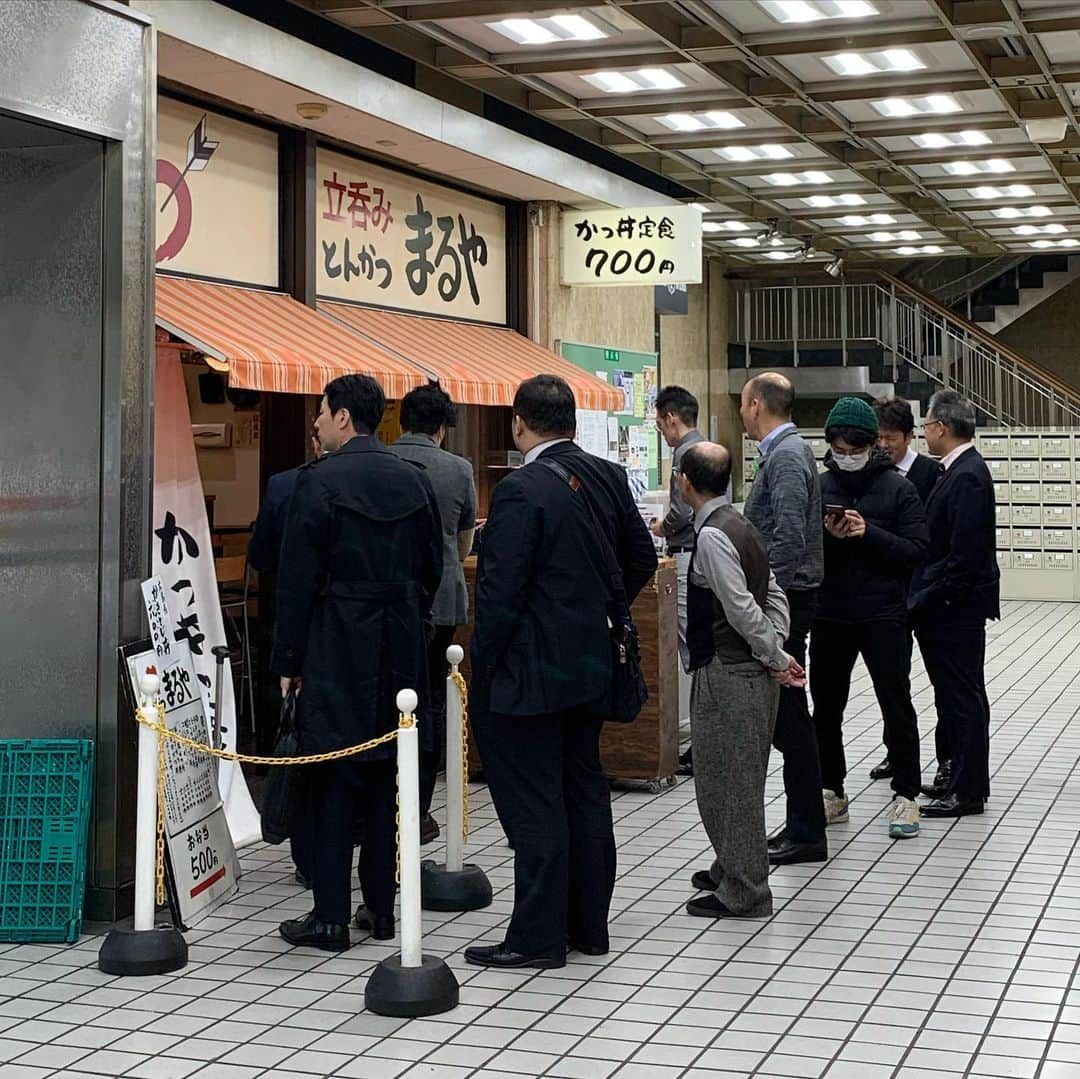 くろさんのインスタグラム写真 - (くろInstagram)「ロースかつ丼🍚500円 昨日の高級かつ丼の3分の1以下の価格💸 コスパ最強ですな👍🏻 常に行列ですが回転早し🥢 #ロースかつ丼 #katsudon #立呑みとんかつまるや #ランチは座れます #とんかつまるや #かつ丼 #カツ丼 #コスパ最強ランチ #コスパ最強 #新橋ランチ #新橋駅前ビル #新橋駅前ビル1号館 #新橋駅前ビル1号館1階 #ワンコインランチ #サラリーマンの味方」2月21日 12時17分 - m6bmw