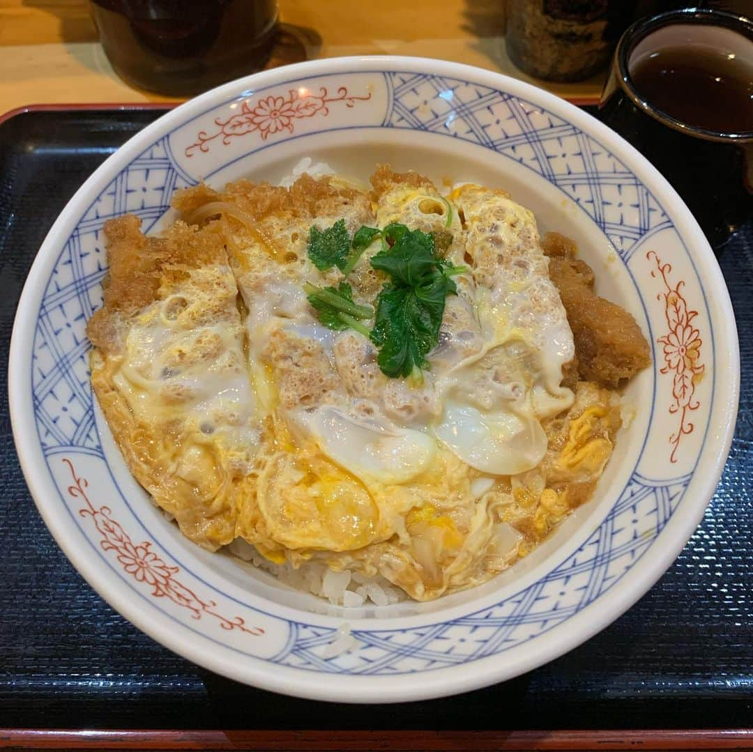 くろさんのインスタグラム写真 - (くろInstagram)「ロースかつ丼🍚500円 昨日の高級かつ丼の3分の1以下の価格💸 コスパ最強ですな👍🏻 常に行列ですが回転早し🥢 #ロースかつ丼 #katsudon #立呑みとんかつまるや #ランチは座れます #とんかつまるや #かつ丼 #カツ丼 #コスパ最強ランチ #コスパ最強 #新橋ランチ #新橋駅前ビル #新橋駅前ビル1号館 #新橋駅前ビル1号館1階 #ワンコインランチ #サラリーマンの味方」2月21日 12時17分 - m6bmw