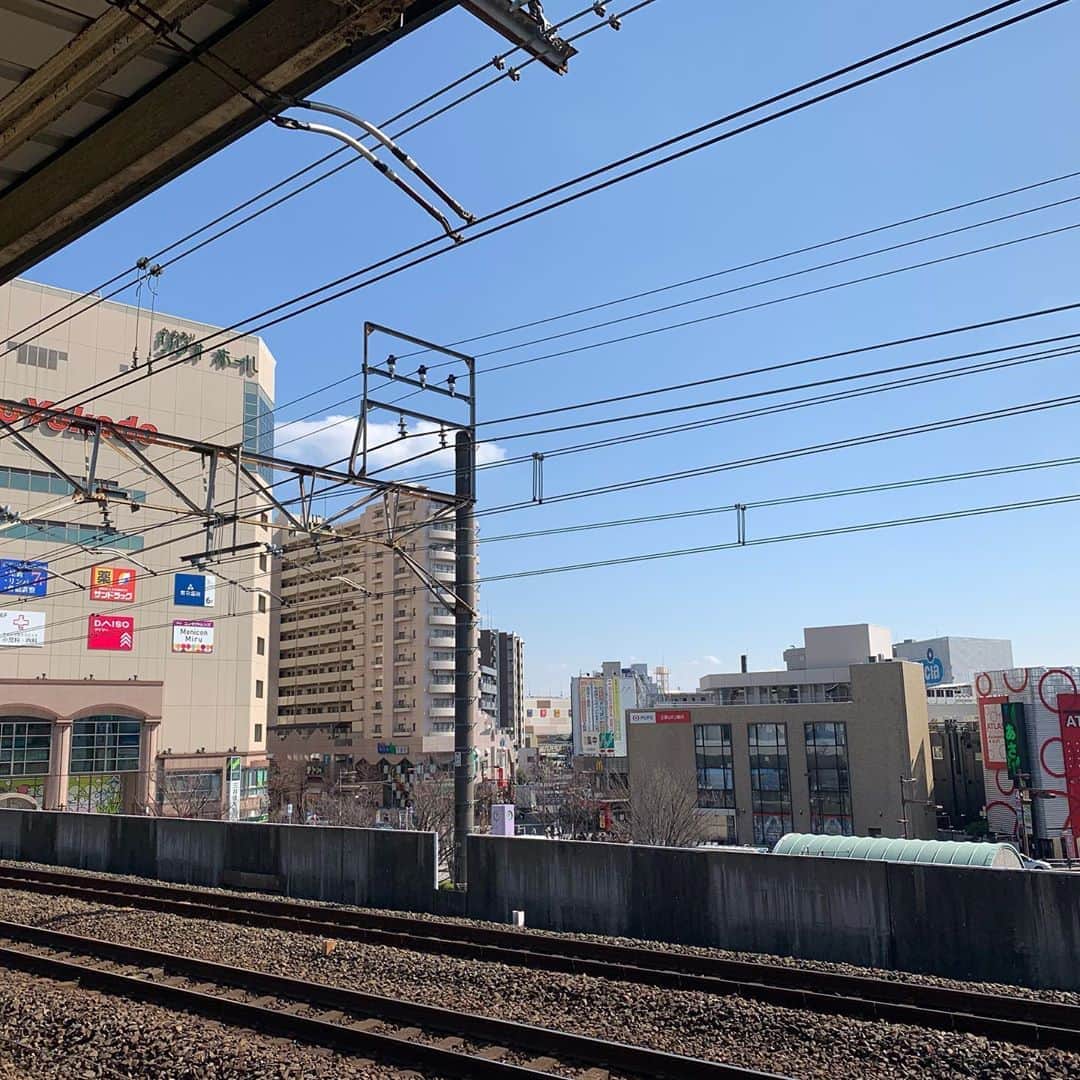 ほしのディスコのインスタグラム：「千代田線に乗ったら乗り過ごしてしまって亀有まで来てしまいました！  上京して最初に住んだ場所。いつもこの号車から電車に乗りこんでました。ここに立ったらいろいろ思い出して、いつかあのデニーズに行ってみたいと思ってたけど1度も行けないまま引っ越してしまった！バイトしてたコンビニの店長、元気かなぁ。」