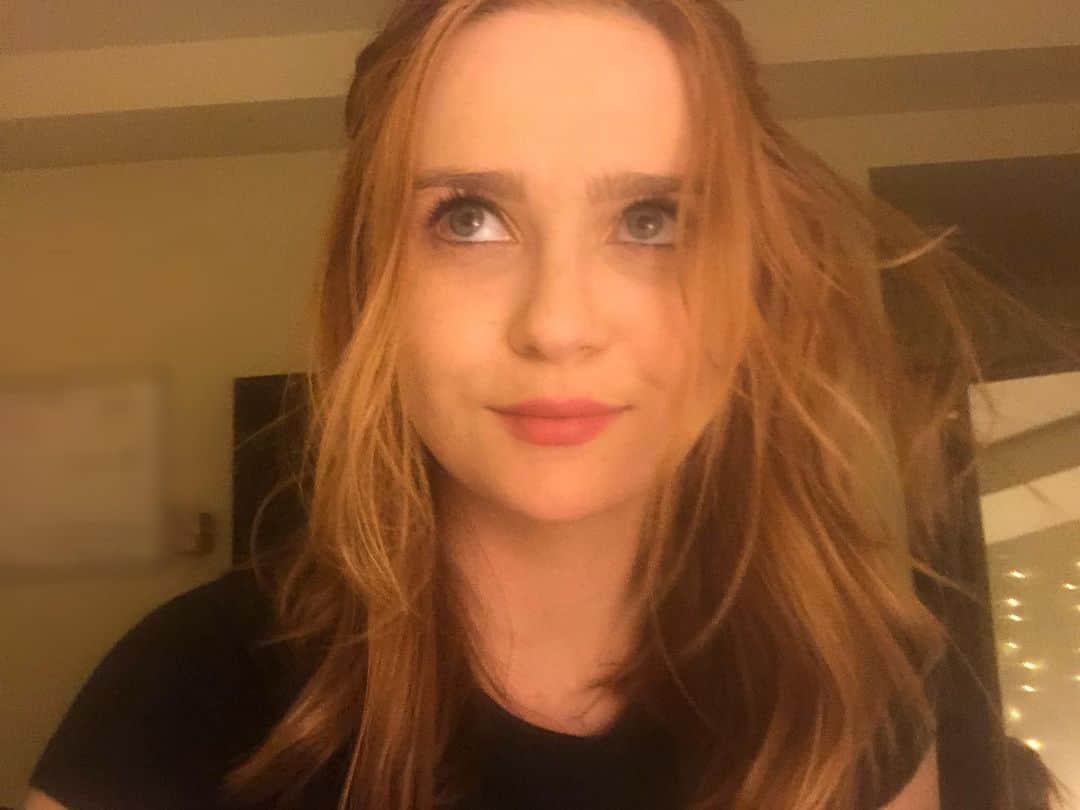 キーリー・マーシャルのインスタグラム：「I call this series checking my hair and make up ✨」