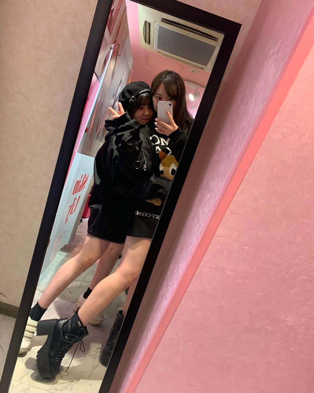 我妻美月のインスタグラム：「年齢的にもうこういうコーデできなくなってきた🥰足が寒すぎてガクブルです🥰 でもmamcやっぱかわいいいいい（；＿；） ． ． #daily #daily_photo_jpn  #oscar #19歳 #instagram #instafashion  #mamc」