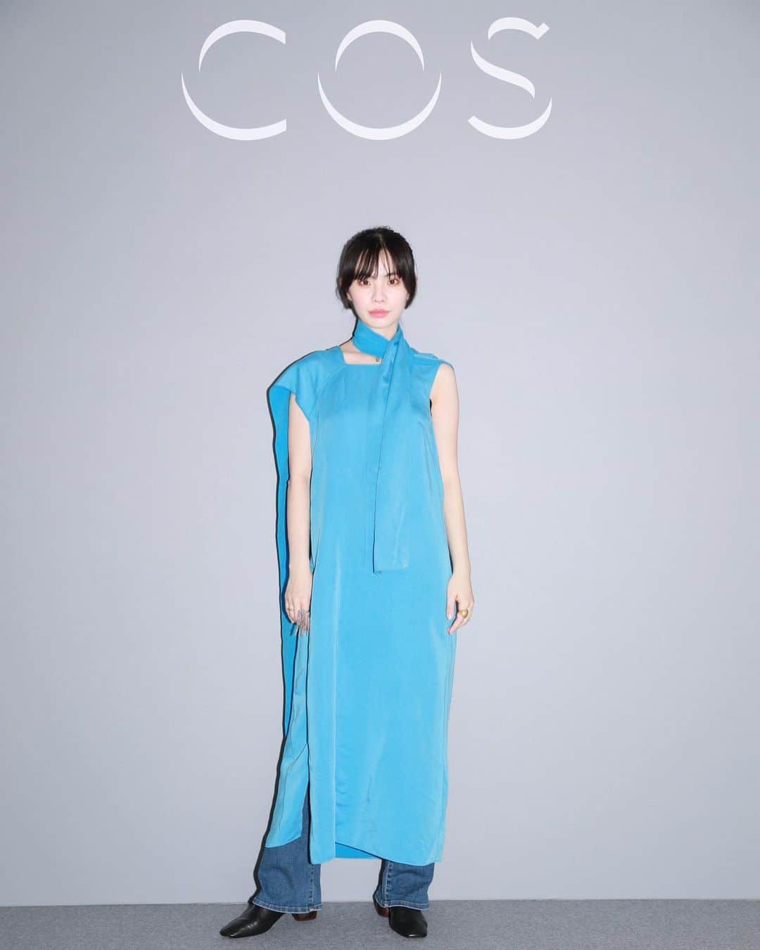 るうこさんのインスタグラム写真 - (るうこInstagram)「@cosstores_jp  ジャパンカプセルコレクションのローンチとうことで、 新作のブルーのドレスを着させて頂きました❤️ か、かわいい！！！ cosの銀座店で一目惚れしたドレスなんです💙  昨日からオンラインストアも開始したようです！ネットでも購入できるようになったのでぜひチェックしてね〜！ お洋服はもちろん、 アクセサリーもおすすめですよ！」2月21日 12時30分 - rororuko