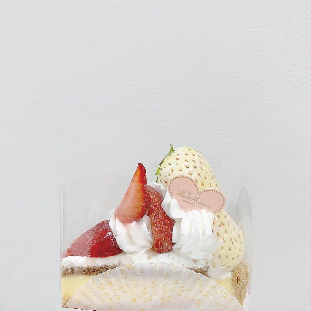 ちとせよしのさんのインスタグラム写真 - (ちとせよしのInstagram)「昨日差し入れで頂いたいちごのタルトが可愛くて美味しかった〜🍓 旬のいちご！ タルトとかデニッシュ生地のスイーツ大好き☺︎ ･ ･ ･ #sweets #tart #lamaison #dessert #ラメゾン #ラメゾンアンソレイユターブル」2月21日 12時35分 - chitose_yoshino