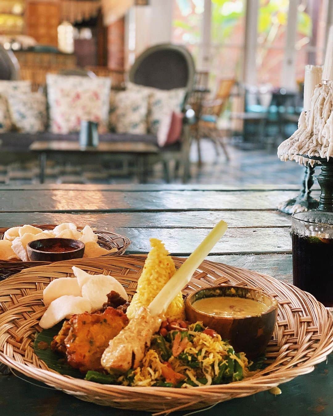 shihoのインスタグラム：「なんかお洒落な nasigoreng でてきた♡ お店もとってもお洒落✨」
