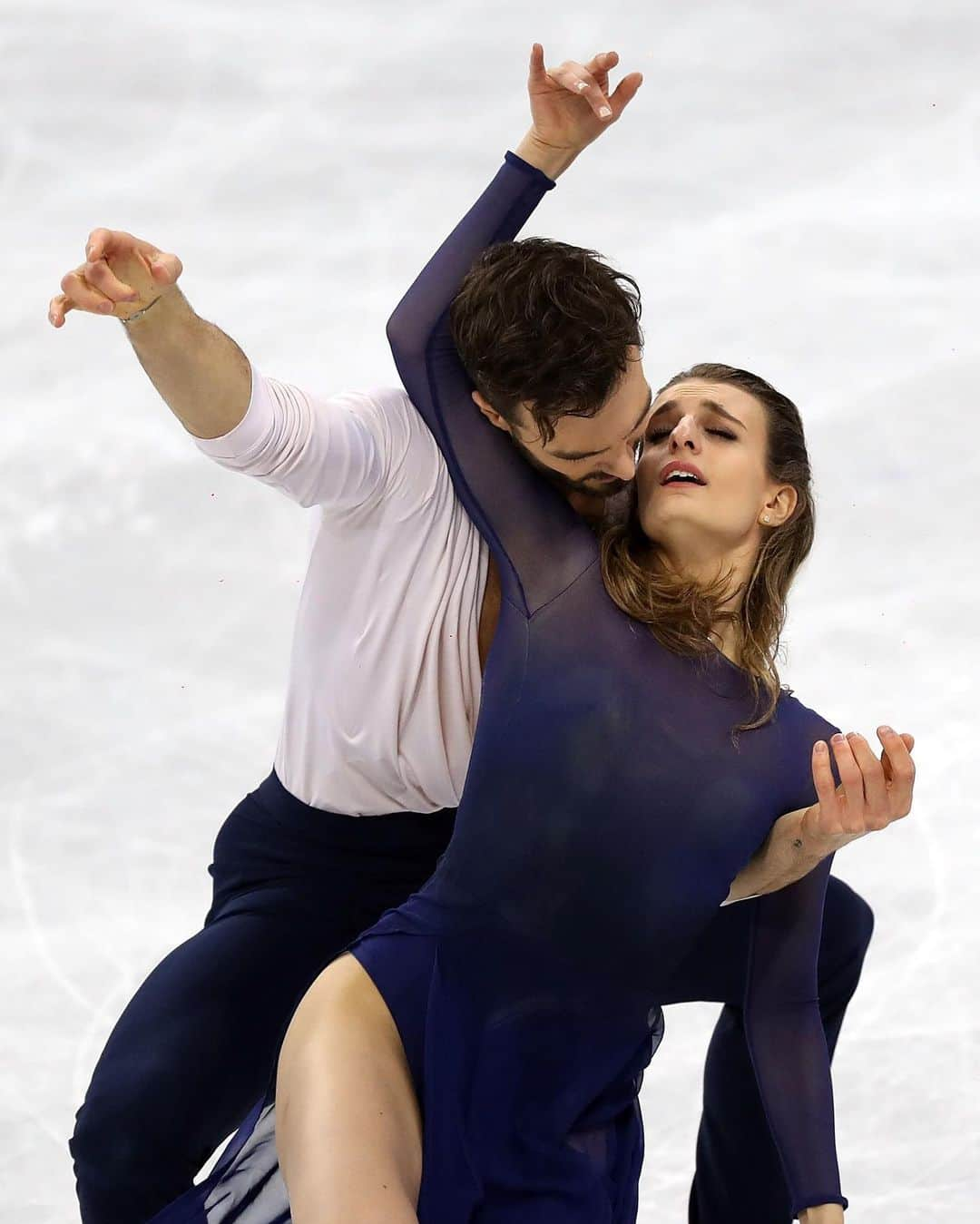 ガブリエラ・パパダキスのインスタグラム：「Les Jeux Olympiques ont été inventés par les grecs et réinventés par un français. Je dirais donc que c’est une histoire de famille. Merci donc à mes ancêtres d’avoir créé ce jeu fantastique qui m’a permis de mettre des bottes avec des couteaux en dessous, d’aller sur de l’eau gelée, de créer des moments de quelques minutes qui valent des vies entières, et de partager ça avec des millions de personnes. Et puis, merci aussi à Beethoven, qui il y a déjà deux ans nous a offert de magnifiques leçons d’humanité, d’humilité. Sur l’importance de la beauté. Sur ce que nous léguons au monde.」