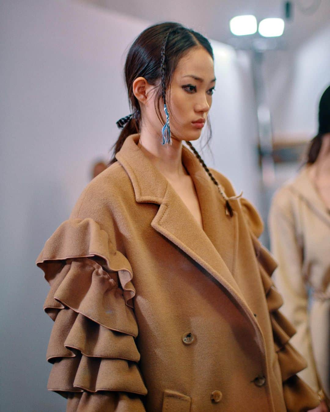 Vogue Taiwan Officialさんのインスタグラム写真 - (Vogue Taiwan OfficialInstagram)「#VogueFashionNow﻿ ﻿ @maxmara 米蘭時裝周 Max Mara 後台直擊📸﻿ ﻿ ﻿ 📹 @jamstoker ✍🏻#TravisTravie ﻿ #mfw #milan #fashionweek #voguemfw」2月21日 12時58分 - voguetaiwan