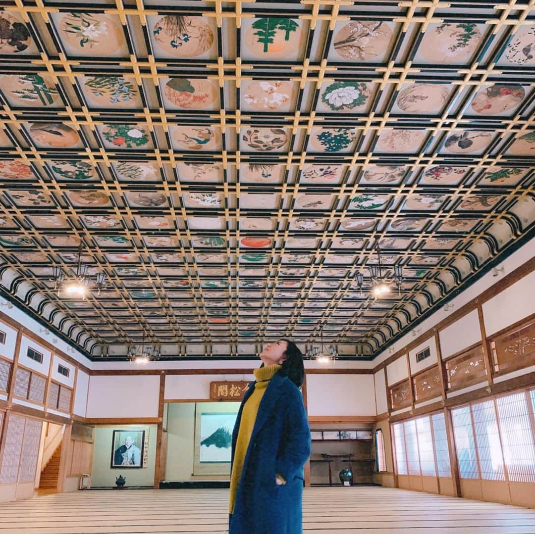 長嶺菜菜子のインスタグラム：「﻿ ✈︎福井観光﻿ ﻿ 永平寺﻿ ﻿ ﻿ ここで有名なのは﻿ ﻿ 絵天井の間。﻿ ﻿ ﻿ 230枚の日本画が埋め込まれてるんだって✨﻿ ﻿ ﻿ ﻿ なんか﻿ ﻿ 静かで﻿ ﻿ 寝っ転がって﻿ ﻿ ぼっーと﻿ ﻿ 絵を眺めていたい場所だった﻿ ﻿ ﻿ ﻿ 160名の修行僧がここに暮らしながら修行してるみたいで﻿ ﻿ お寺の中に普通に歩いてて﻿ ﻿ けど話しかけてはいけないみたい🤭🤭﻿ 張り紙にそう書いてあった🤭﻿ ﻿ ﻿ ﻿ そして﻿ ﻿ ここ宿泊もできるらしく。﻿ ﻿ 何泊かしたら規則正しい生活できそう﻿ ﻿ ﻿ ﻿ ﻿ #福井観光﻿ #永平寺﻿ #旅なな」