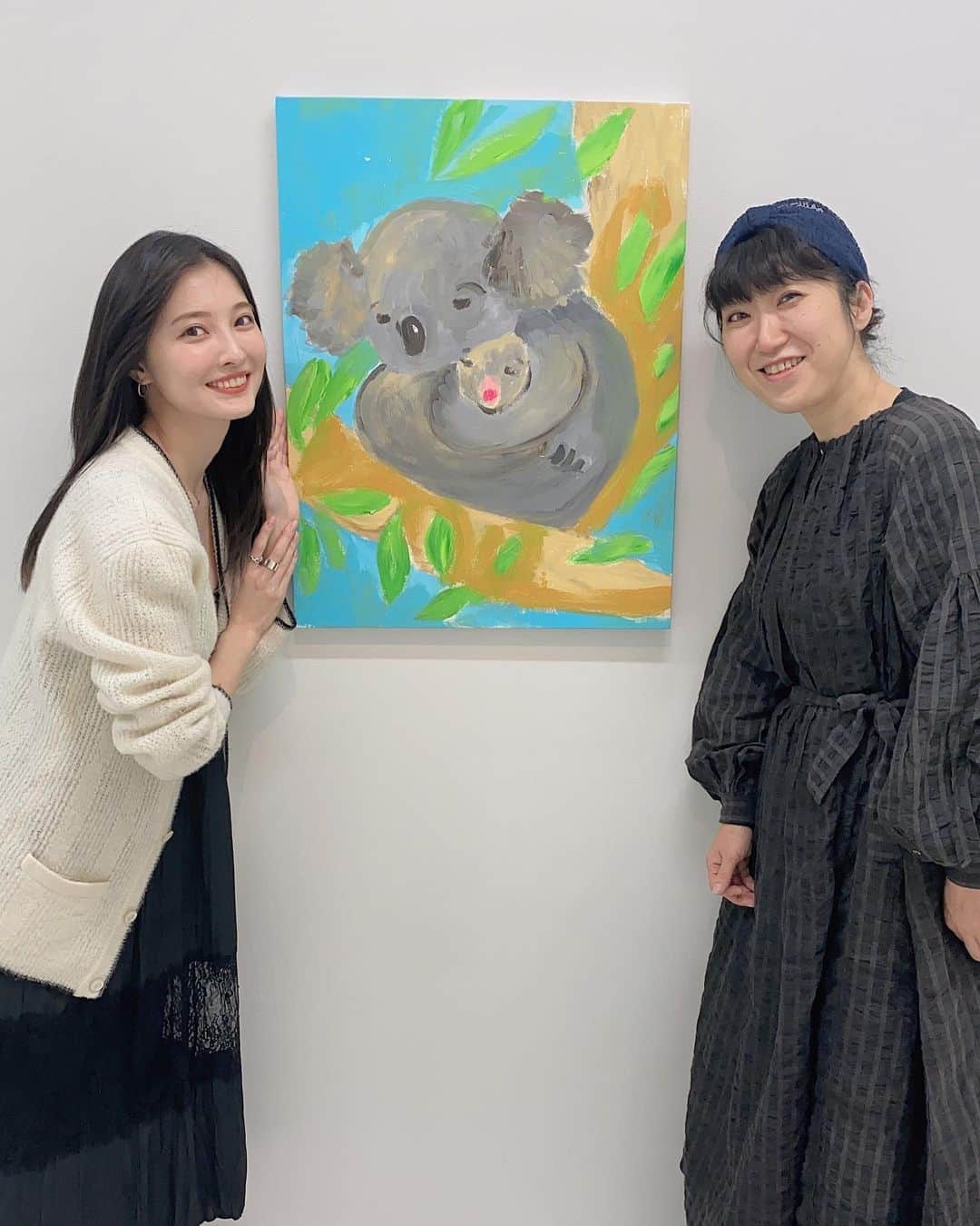 大石絵理さんのインスタグラム写真 - (大石絵理Instagram)「@ellie_omiya の個展にもえぴと行ってきました💘💜 エリーさんの絵は柔らかくて優しさが表れていて、見ているこちらまで優しいきもちに☺️ ふわっと浮かび上がるキリンの大きな絵、生で見たらもっと素敵でした✨🦒 カンガルーの赤ちゃんと萌香が似ていたので最後にパシャリ📸 サイン入りの詩集も頂いてしまって、幸せな1日でした💕 六本木ヒルズの森美術館三階にて3月1日まで展示しているそうなので、ぜひ立ち寄ってみてください😌無料で入れます♪」2月21日 12時51分 - erioishitokyo