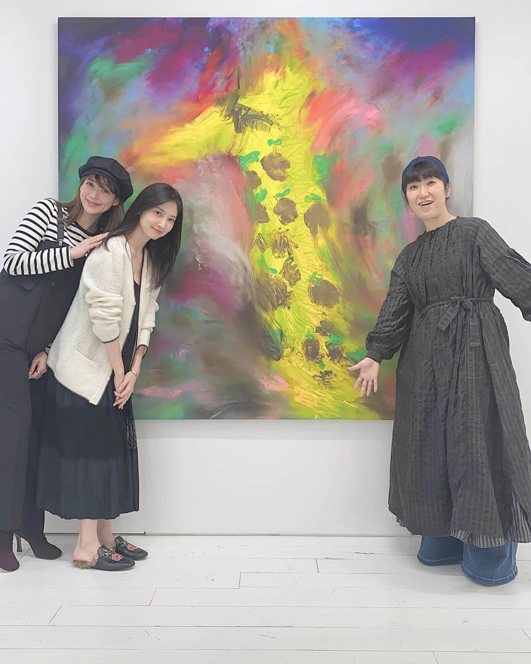 大石絵理さんのインスタグラム写真 - (大石絵理Instagram)「@ellie_omiya の個展にもえぴと行ってきました💘💜 エリーさんの絵は柔らかくて優しさが表れていて、見ているこちらまで優しいきもちに☺️ ふわっと浮かび上がるキリンの大きな絵、生で見たらもっと素敵でした✨🦒 カンガルーの赤ちゃんと萌香が似ていたので最後にパシャリ📸 サイン入りの詩集も頂いてしまって、幸せな1日でした💕 六本木ヒルズの森美術館三階にて3月1日まで展示しているそうなので、ぜひ立ち寄ってみてください😌無料で入れます♪」2月21日 12時51分 - erioishitokyo