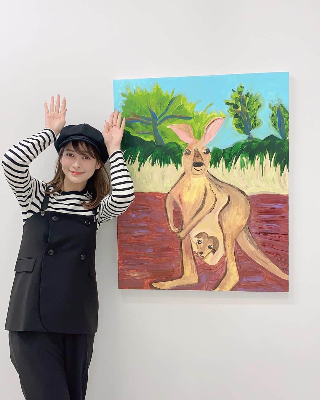 大石絵理さんのインスタグラム写真 - (大石絵理Instagram)「@ellie_omiya の個展にもえぴと行ってきました💘💜 エリーさんの絵は柔らかくて優しさが表れていて、見ているこちらまで優しいきもちに☺️ ふわっと浮かび上がるキリンの大きな絵、生で見たらもっと素敵でした✨🦒 カンガルーの赤ちゃんと萌香が似ていたので最後にパシャリ📸 サイン入りの詩集も頂いてしまって、幸せな1日でした💕 六本木ヒルズの森美術館三階にて3月1日まで展示しているそうなので、ぜひ立ち寄ってみてください😌無料で入れます♪」2月21日 12時51分 - erioishitokyo