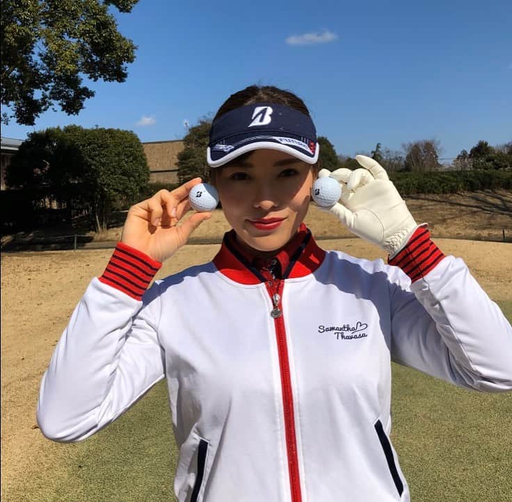 堀奈津佳さんのインスタグラム写真 - (堀奈津佳Instagram)「本日2月21日（金）に契約して頂いているBRIDGESTONE GOLFさんから、 NEW🌟ボールが発売されます。  赤色のTOURBXと青色のTOURBXS2種類です‼︎私も試打させて頂きました😌飛びの感じ、スピンの効き、本当にどちらも良くてまだ迷っています‼︎‼︎ ✴︎ TOURBXは飛距離に特化しており、TOURBXSはスピン量に特化しているみたいです‼︎ ✴︎ 妹は赤色のTOURBXを選んでいました☺️初速、飛びの感じが好きみたいです‼︎ ✴︎ 皆さんもぜひ、手にとって打ち比べてみてください😊 #ブリヂストン #TOURBXXS #初速で飛ばす初速で止める #Bを信じろ」2月21日 13時13分 - natsuka_hori