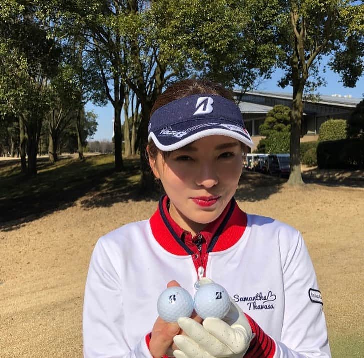 堀奈津佳さんのインスタグラム写真 - (堀奈津佳Instagram)「本日2月21日（金）に契約して頂いているBRIDGESTONE GOLFさんから、 NEW🌟ボールが発売されます。  赤色のTOURBXと青色のTOURBXS2種類です‼︎私も試打させて頂きました😌飛びの感じ、スピンの効き、本当にどちらも良くてまだ迷っています‼︎‼︎ ✴︎ TOURBXは飛距離に特化しており、TOURBXSはスピン量に特化しているみたいです‼︎ ✴︎ 妹は赤色のTOURBXを選んでいました☺️初速、飛びの感じが好きみたいです‼︎ ✴︎ 皆さんもぜひ、手にとって打ち比べてみてください😊 #ブリヂストン #TOURBXXS #初速で飛ばす初速で止める #Bを信じろ」2月21日 13時13分 - natsuka_hori