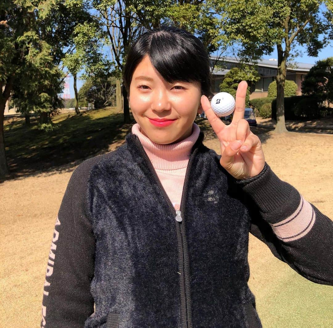 堀奈津佳さんのインスタグラム写真 - (堀奈津佳Instagram)「本日2月21日（金）に契約して頂いているBRIDGESTONE GOLFさんから、 NEW🌟ボールが発売されます。  赤色のTOURBXと青色のTOURBXS2種類です‼︎私も試打させて頂きました😌飛びの感じ、スピンの効き、本当にどちらも良くてまだ迷っています‼︎‼︎ ✴︎ TOURBXは飛距離に特化しており、TOURBXSはスピン量に特化しているみたいです‼︎ ✴︎ 妹は赤色のTOURBXを選んでいました☺️初速、飛びの感じが好きみたいです‼︎ ✴︎ 皆さんもぜひ、手にとって打ち比べてみてください😊 #ブリヂストン #TOURBXXS #初速で飛ばす初速で止める #Bを信じろ」2月21日 13時13分 - natsuka_hori