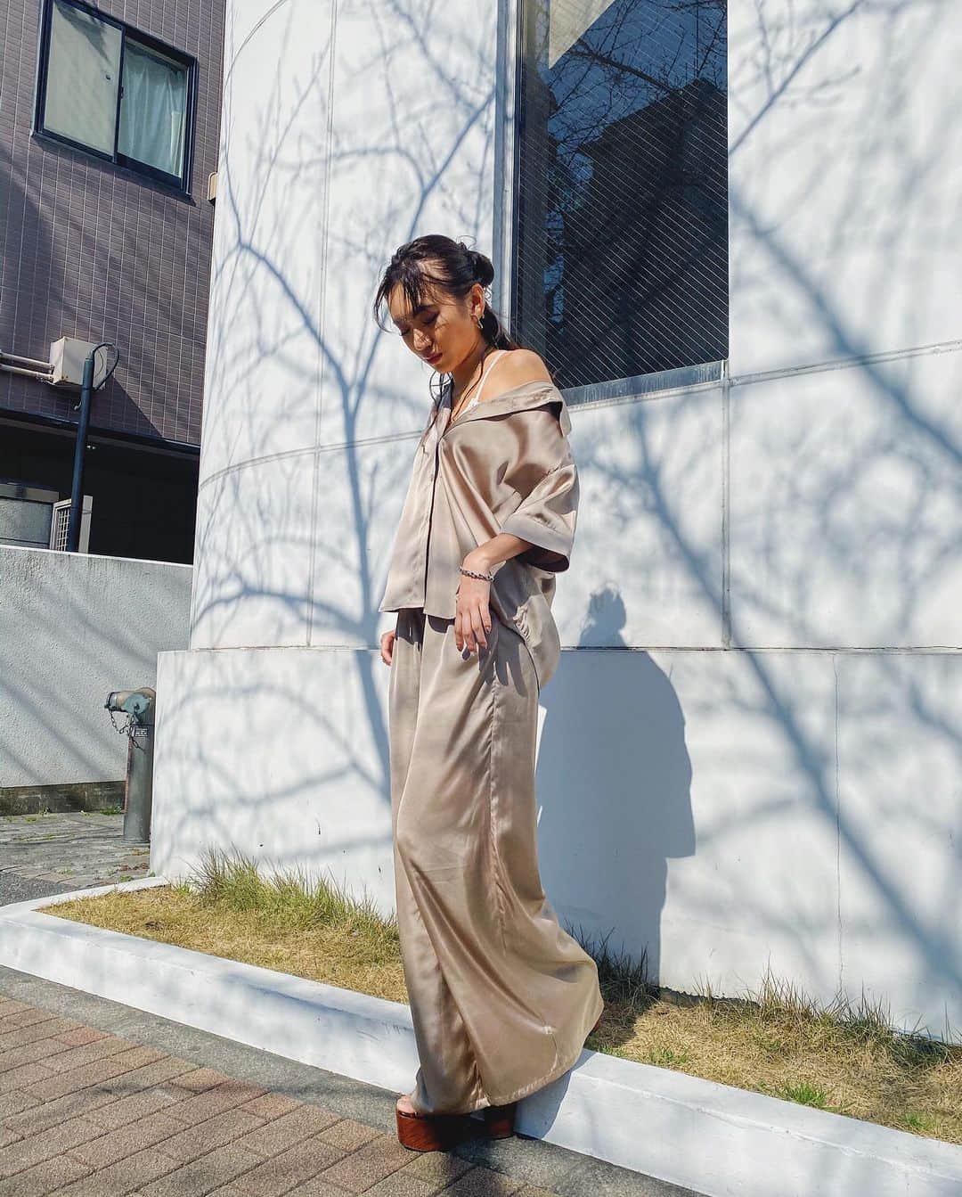 佐々木彩乃さんのインスタグラム写真 - (佐々木彩乃Instagram)「展示会ラストDAY🙌 今日はベージュのサテンセットアップを着てます。 新しく出るイヤーカフが可愛いくてこれから沢山欲しいアイテム👌」2月21日 13時14分 - ayano__sasaki