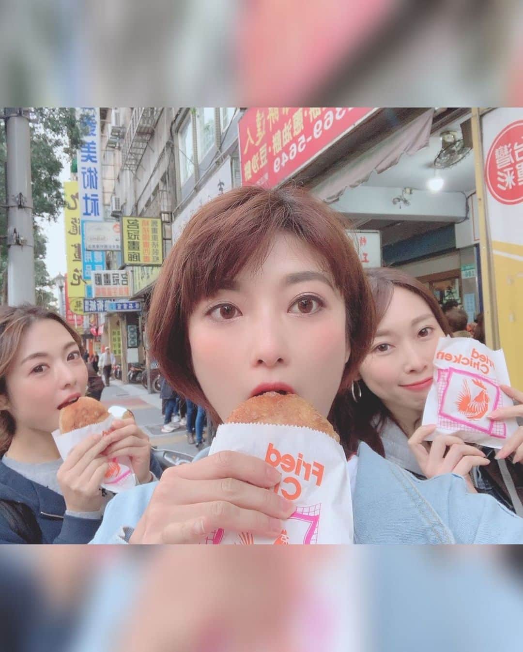 辻井美香さんのインスタグラム写真 - (辻井美香Instagram)「よっしーの台北食べ歩き　その２！  お店の読み方分からないけど... 細切り大根入り揚げパン！！細切り大根が歯応えあって、揚げパンもサクサクで美味しかった♡♡♡ メニュー4種類くらいあって、蘿蔔絲餅が細切り大根揚げパン♡ 夕方行ったので、1人30個たのむ人とかもいて60分待った....lol  ローカルフード店は、ほとんど日本語も英語も通じないので... お店の人中国語⇄私日本語たまに英語という、謎の会話発生w  それでも意思疎通できる（笑）  今思ったけど、この袋フライドチキンって書いてあるけどフライドチキンなんて売ってなかったよ...w  It took 1 hour to get a fried radish cake. It was worth the wait! The best radish cake.  They weren't selling any fried chicken🐔 #温州街蘿蔔絲餅達人 #蘿蔔絲餅 #台北美食 #taiwangram #taipeifood #taipei #lovetaiwan #travelgram #travelholic #girlswhotravel #travelgirlsgo #seetheworld #travelblogger #travelguide #localfoods」2月21日 13時24分 - tsujii_yoshika