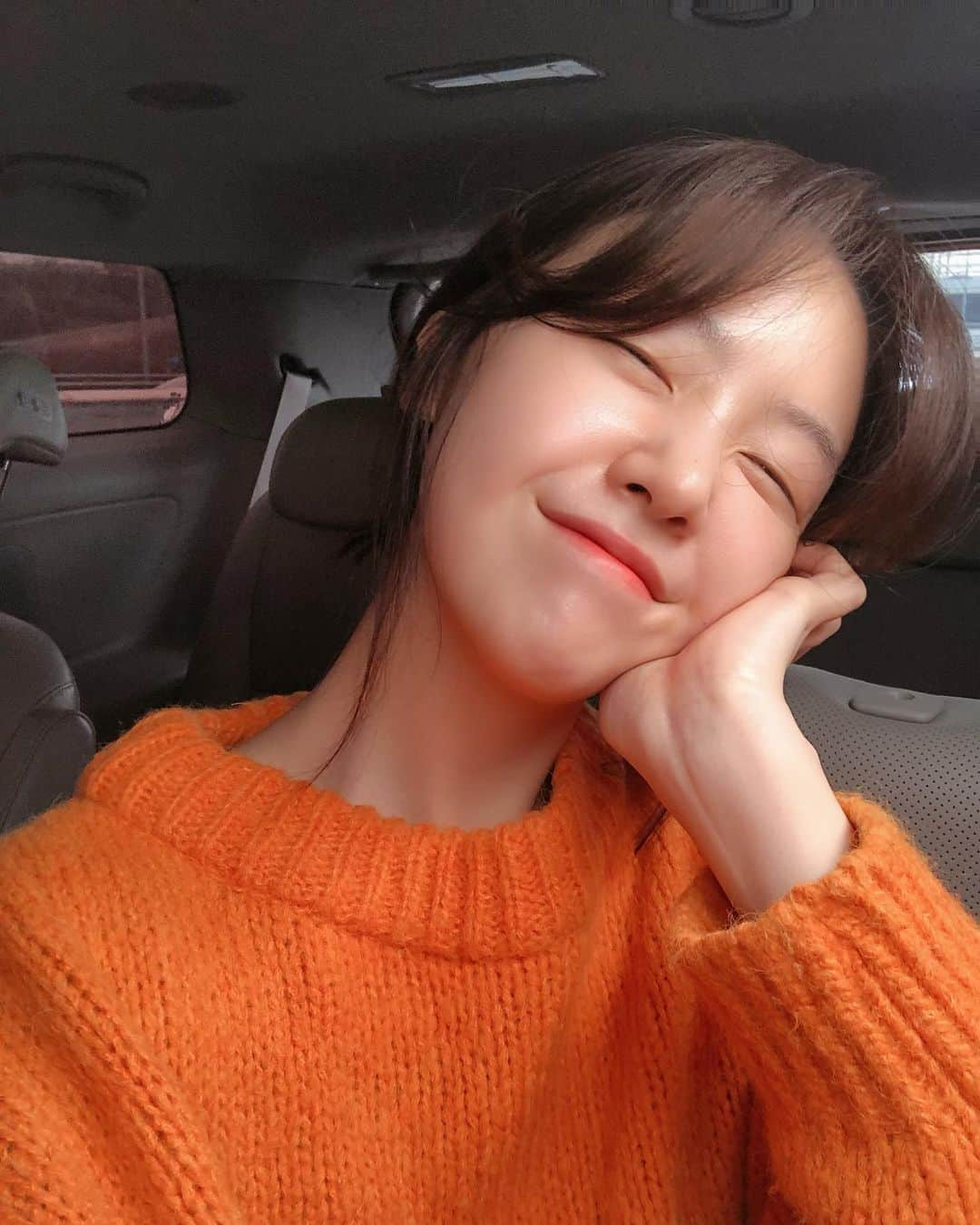 ミナ さんのインスタグラム写真 - (ミナ Instagram)「니트 색깔이 맘에들어서 셀카를 백장찍었다 =) 🧶 오늘 난 셀카데이 크크」2月21日 13時20分 - bbang_93