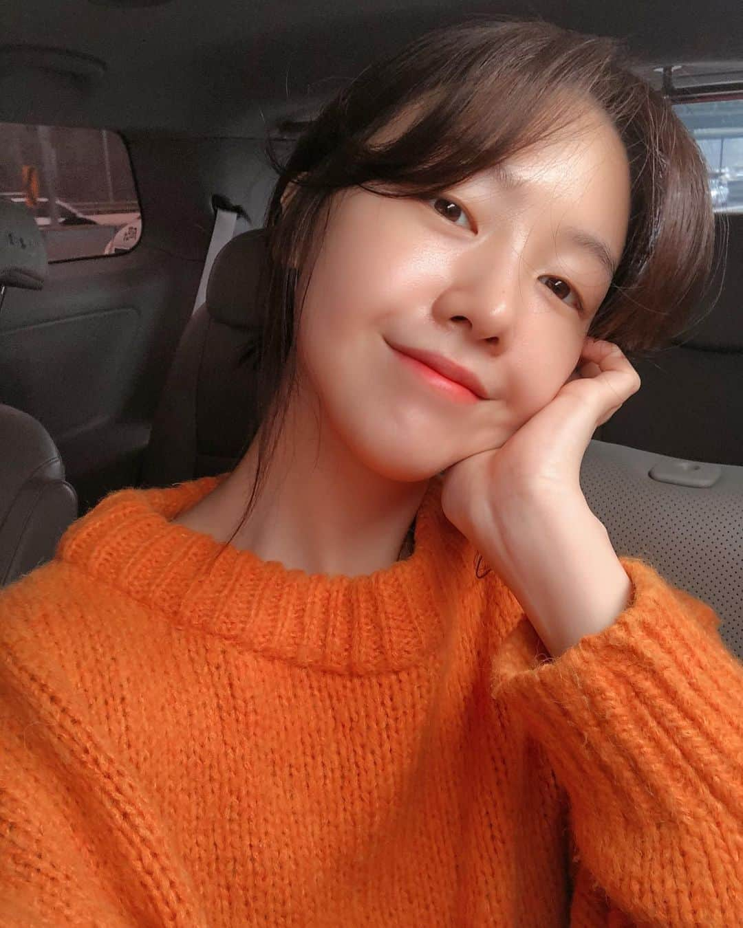 ミナ さんのインスタグラム写真 - (ミナ Instagram)「니트 색깔이 맘에들어서 셀카를 백장찍었다 =) 🧶 오늘 난 셀카데이 크크」2月21日 13時20分 - bbang_93