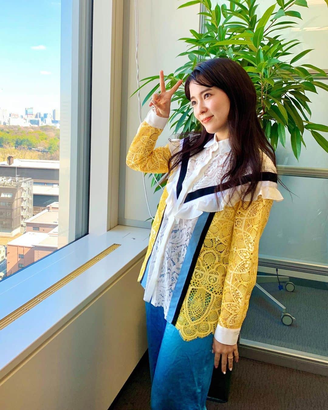のインスタグラム：「憧れの雑誌でたっぷりインタビューしてもらいました📖仕事論についてもお話させてもらったのですがインタビュアーさんが優しく引き出してくださったの楽しかった🥺プロの仕事に触れると刺激受けますね。わたし自身、仕事の指標を最近「いかに集中して楽しめたか」どうかという座標に設定したんですがとても良い感じです。 ・ #家電 #家電好き #家電女優 #奈津子 #衣装　#春服　#インタビュー #雑誌」