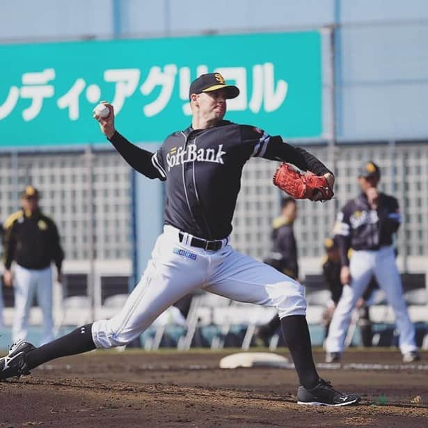 リック・バンデンハークのインスタグラム：「Preparing for the 2020 season! 🚀Game time at springcamp Miyazaki #sbhawks #バンデンハーク」