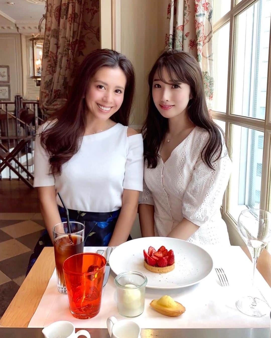 黒田麻理耶さんのインスタグラム写真 - (黒田麻理耶Instagram)「. こしはるさんと「ブノワ」でランチ👩‍❤️‍👩 . 安定のブノワサラダと メインは珍しくお魚🐟にしました❣️ デザートのイチゴタルトが可愛くて美味しかった🥺🍓 . この日はいつもより深い話を…🤭ふふふ . #ブノワ  #BENOIT  #ビストロ  #フレンチ #表参道  #青山  #表参道ランチ」2月21日 13時29分 - mariya_kuroda