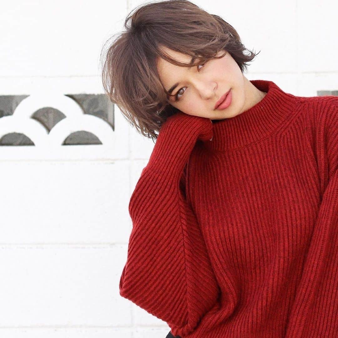 渡部幸也のインスタグラム：「最近はショートスタイルのお客様も、増えてきた感覚です✂︎ ショートスタイルにもその人その人にあった髪型もあるので、ご来店された時はお気軽にご相談下さい🙇 それでは本日、明日からの3連休もサロンでお待ちしています✨  そして次の火曜日25日と26日の水曜日は、サロンで定休日をいただいてます🙇🙇🙇 よろしくお願い致します。  #ヘアスタイル #ヘア #髪型 #ヘアカタログ #ヘアセット #くせ毛風パーマ #透明感カラー #hair #恵比寿美容院 #代官山美容室 #代官山美容院 #美容学生 #中目黒美容師 #代官山美容師 #恵比寿美容師 #中目黒美容室 #中目黒美容院 #恵比寿美容室 #サロンモデル #中目黒ランチ #恵比寿ランチ #hpb_hair #中目黒 #代官山 #恵比寿 #渋谷 #ar_magazine #murua #emoda #americanvintage ✂︎【ELLA】中目黒  東京都目黒区中目黒1-3-5 目黒プリンスコーポ202  トレンドだけではなく、お客様１人１人の似合わせを重視したヘアスタイルを一緒に考えさせていただきます✂︎✂︎✂︎✂︎✂︎✂︎✂︎✂︎✂︎ 初めてお会いするお客様には最初の見た目は話しかけずらそうと言われますが、ご来店していただいてるお客様には実際会ってみると話しやすくと安心した言われ事がほとんどです😅 なのでご安心して、髪の毛のご相談ください✨  ネット予約がいっぱいの時はお手数おかけしますが、お電話でのお問い合わせをお願い致します🙇 03-6452-2150  皆様からのご予約、お待ちしています😊」