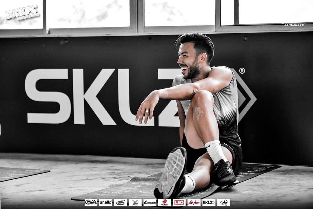 ヴィンセント・ケインのインスタグラム：「Smile, its Friday ✌️😁 #friday #vibes #smile #sklz #bangkokfc #kv11 #weekend」