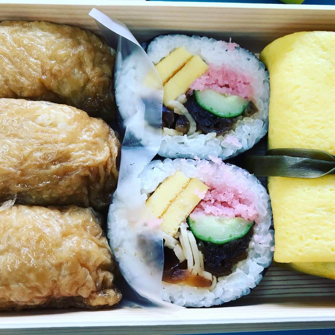 高橋文樹のインスタグラム：「神田志のだ寿司。卵焼きが旨そう。」