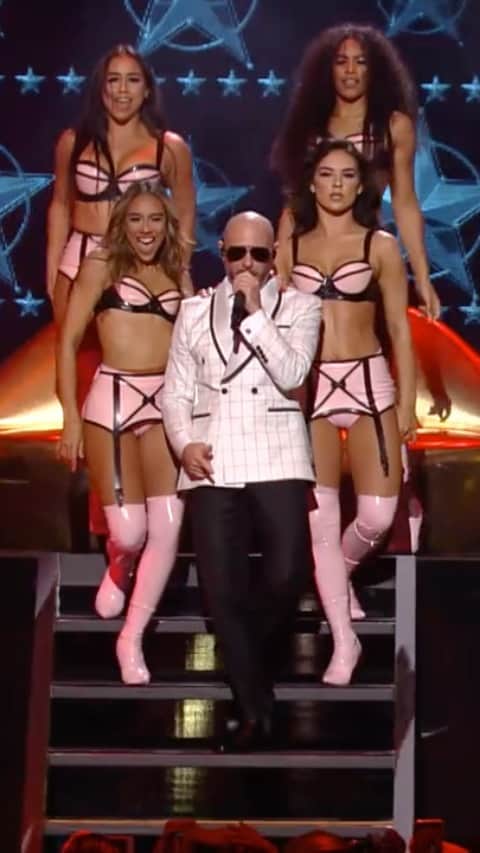 ピットブルのインスタグラム：「@premiolonuestro 2020 with @johntravolta @liljon @iamchescapr @iamchino__ & @themostbadones 🔥🔥🔥 #GetReady #3ToTango #CincoDeMayo @univision」