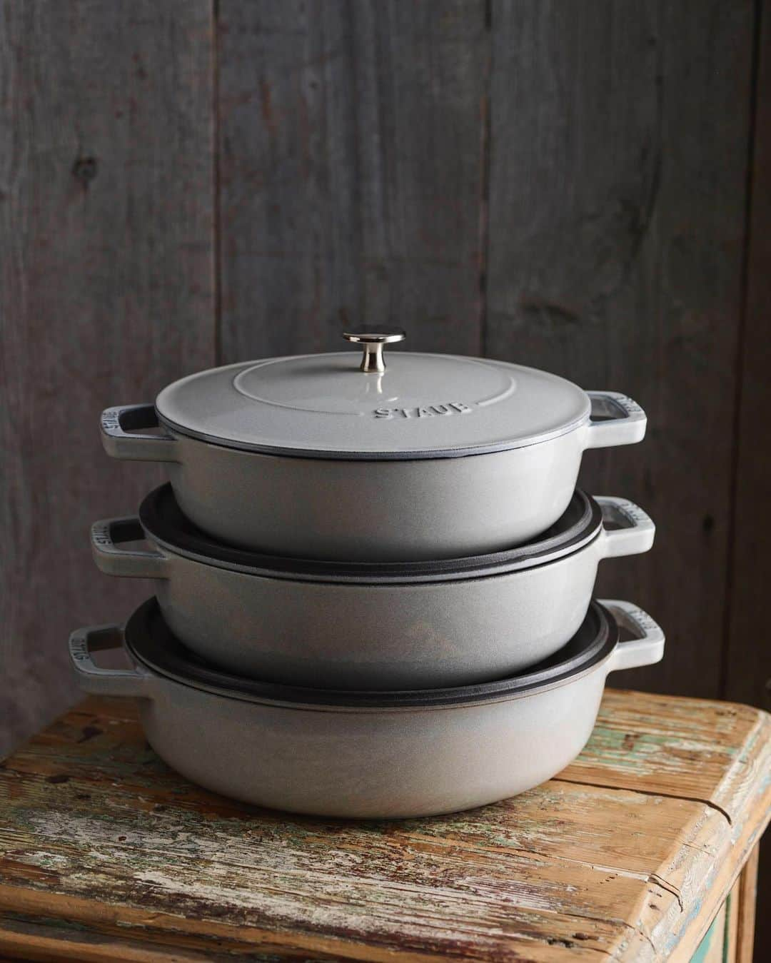 staub ストウブさんのインスタグラム写真 - (staub ストウブInstagram)「24cm、26cm、28cm とサイズバリエーションが増えた、ブレイザー・ソテーパン。  蓋裏にストウブ独自の”アロマ・レイン効果”を生み出す 「システラ」が付いており、食材の水分を生かした無水調理にも最適です。  普段使いから、おもてなし料理まで幅広くお使いいただけますのでみなさまの食卓にあわせたサイズでお選びください。  #ストウブ #staub #ストウブ新色 #ストウブ料理 #ストウブレシピ #ストウブ鍋 #ストウブごはん #手作り料理 #おうちごはん #おうちごはんlover #ストウブブレイザー #ストウブブレイザー26」2月21日 14時06分 - staub_japan