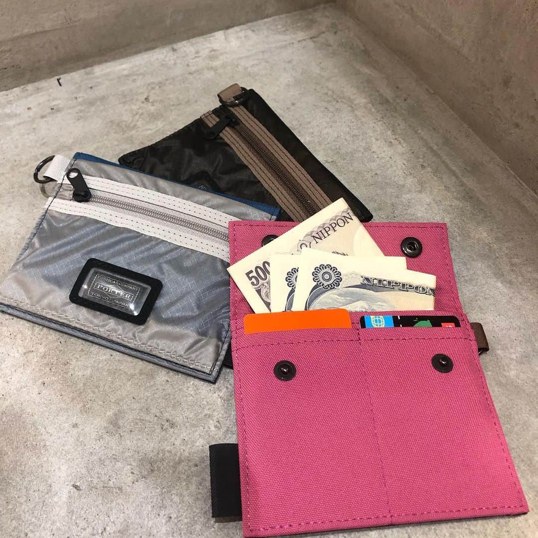 のインスタグラム：「【Recommend Item】 PORTER × B印 ヨシダ (GS) / 別注 HOLIDAY WALLET M . 裏表でコーデュラナイロンとリップストップナイロンを切り替えしたデザインがポイントのコンパクトウォレット。硬貨・紙幣・カードがすっきりと収まる万能サイズ。男女問わずにお使い頂けます。 . PRICE：￥7,500+TAX COLOR：GREY/BLACK/BROWN/PINK/RED/YELLOW/BLUE . #bjirushiyoshida#B印YOSHIDA#BEAMS#ビームス#yosidakaban#吉田カバン#ポーター#porter#비지루시요시다 #도쿄 #다이칸야마#빔스 #빔즈#포터#데일리룩 #YOSHIDAlineup#naritaairport#成田空港#travel#旅行#madeinjapan#tokyo#exclusive#fashion」