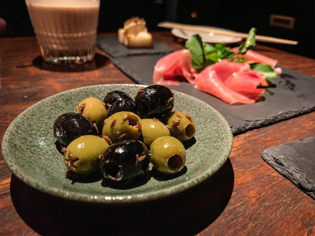 ももかわさんのインスタグラム写真 - (ももかわInstagram)「落ち着いた雰囲気でデート向き 一階が禁煙で二階が喫煙可でバーカウンターが素敵でした ウイスキーが多め オリジナルカクテルの味は普通（2つ頼んで2つともなかなかお酒が濃かった） 若いバーテンダーさんが多い印象でした 今度は食事をしに行きたいと思います  #吉祥寺」2月21日 14時34分 - omochi.0111