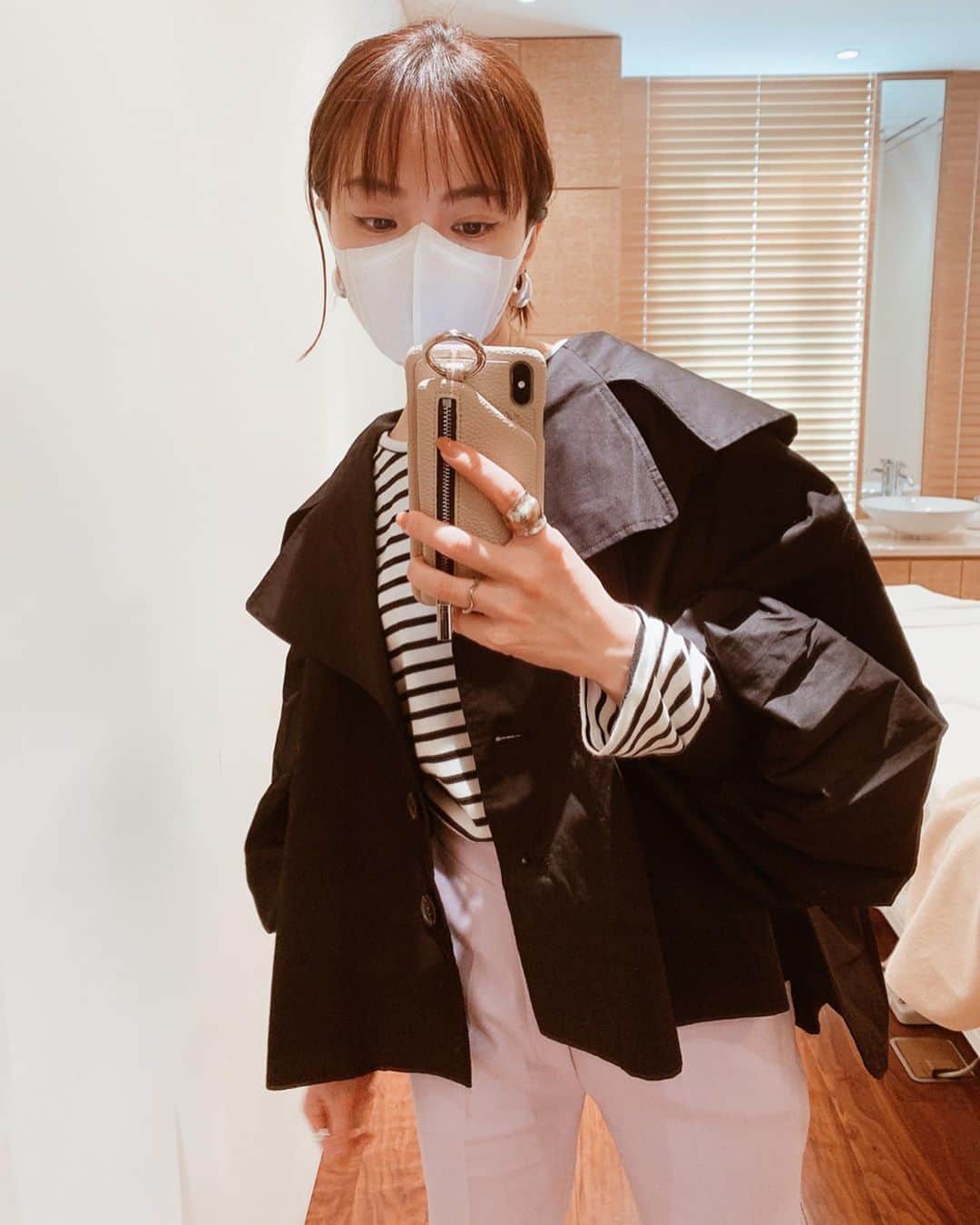 のインスタグラム：「あったか〜い🌷🐝 今の時期の羽織りに本当最適なトレンチブルゾン🧥 気に入りすぎて、BLACKもgetしました🖤 たっぷりたっぷりなお袖と後ろ長めのラインがたまらなく可愛いです🥰 ・ #トレンチブルゾン @fromfirstmusee  #中に着たボーダーロンT @fromfirstmusee  #テーパードパンツ @fromfirstmusee  #bag @hermes  #shoes @gallardagalante ・ ・ ・ #fromfirstmusee #MUSEE #フロムファーストミュゼ #ママコーデ #ママコーデ」