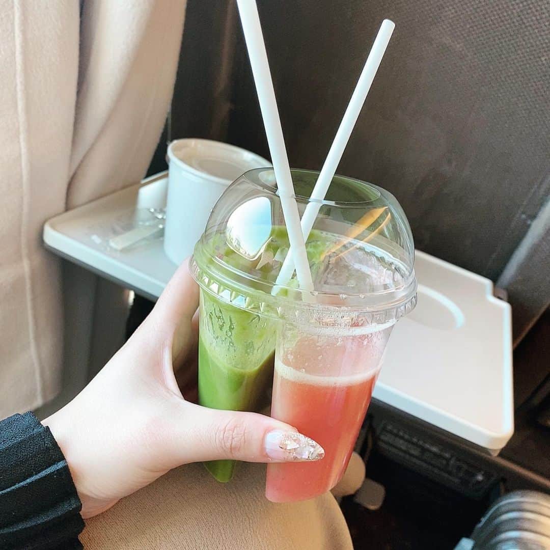山名未紗のインスタグラム：「一週間ほど東京で 終日分単位のスケジュールで 多くの方にお会いできました！  今日はDMMオンラインサロンの 最終打合せで六本木DMM本社へ。  そのまま大阪。  新幹線はリラックスしながら 仕事ができる環境。  スープとスムージーが定番。 一人なのに#ツイン にしてみる。 #ベジテリア」
