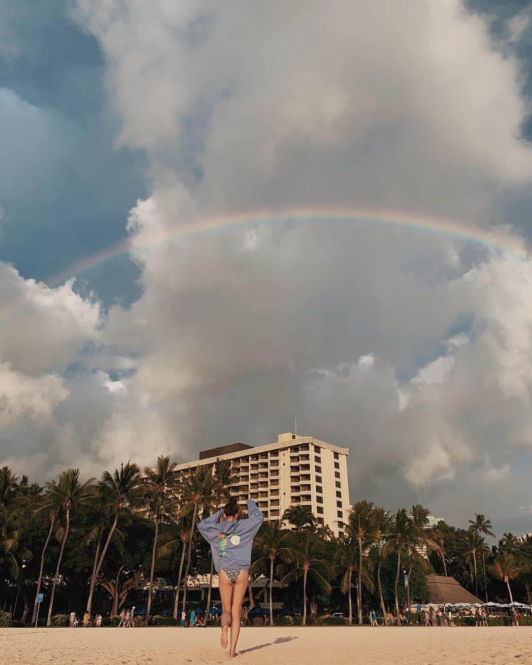櫻井千尋さんのインスタグラム写真 - (櫻井千尋Instagram)「. " Ole Ua, ‘Ole Anuenue " . 「雨が降らなければ、虹は出ない」 . ハワイのことわざで辛いことや悲しいことがあっても、その後には幸せもやってくるよ、って意味なんだって🤍 ハワイで虹を見れたら倍お得な気持ちになるなあ🥰 . . . #hawaii #rainbow #norainnorainbow」2月21日 14時37分 - chihirosakurai