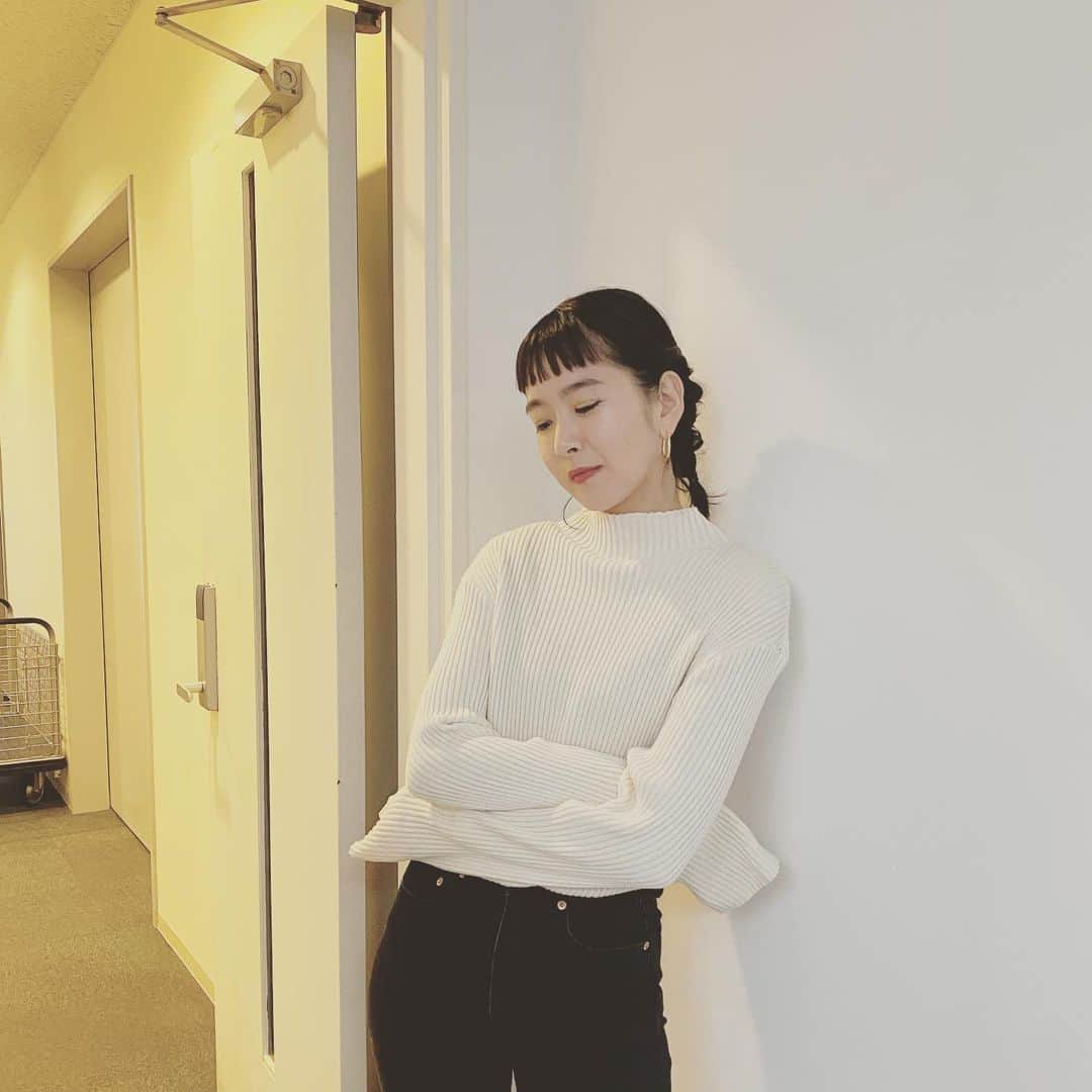 百々千晴さんのインスタグラム写真 - (百々千晴Instagram)「撮影中に メイクしてもらって ヘアーしてもらって。  ルンルン🎶」2月21日 14時47分 - dodo_chiharu