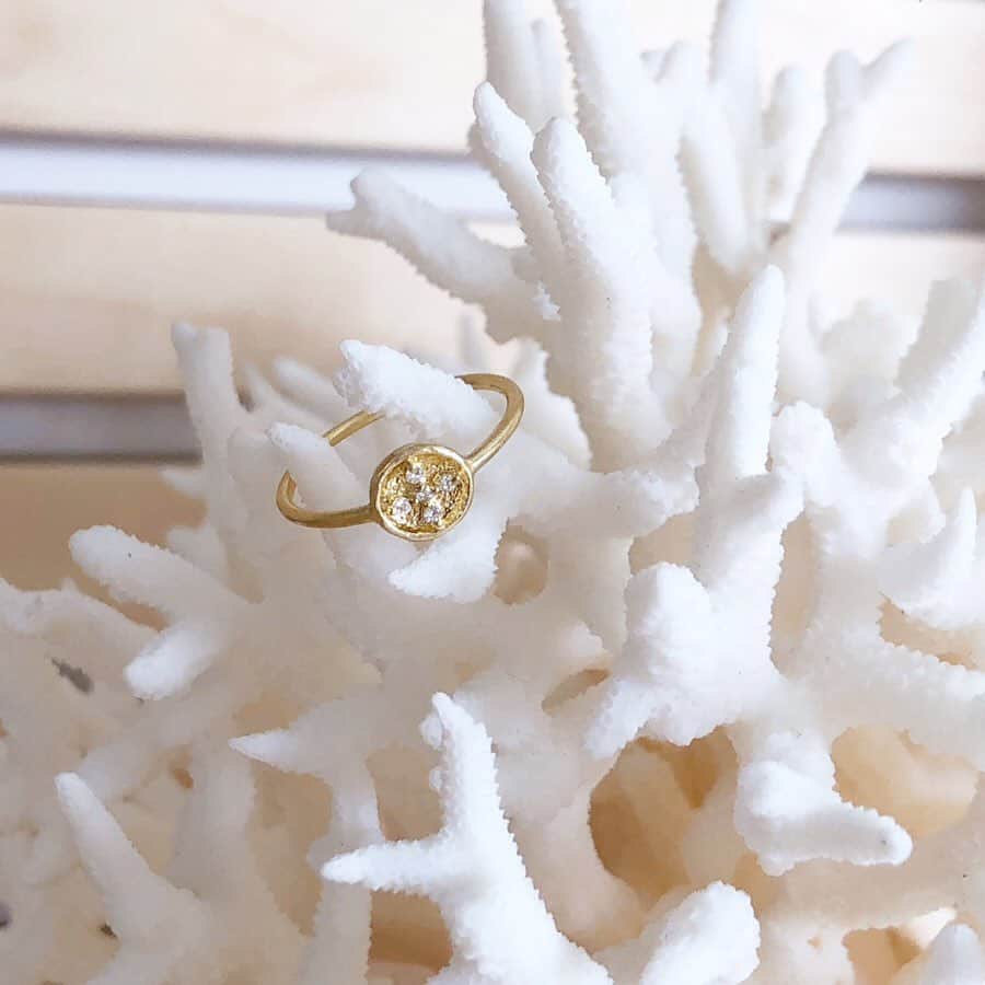 ミキアさんのインスタグラム写真 - (ミキアInstagram)「mikia k18 diamond cross ring  TBSドラマ 日曜劇場「テセウスの船」にて、上野樹里さんにご着用頂いております。  #mikia #mikiajewelry #ring #necklace #k18 #gold #jewelry #diamond #テセウスの船 #上野樹里 さん」2月21日 14時48分 - mikiajewelry